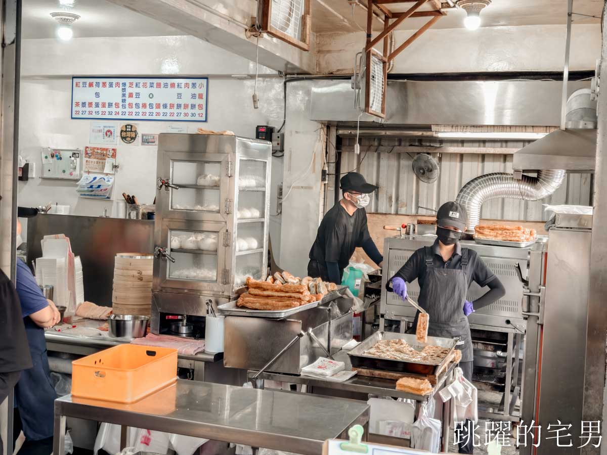 [花蓮早餐]花蓮無名早餐- 超厚蔥油餅夾蔥蛋香氣飽滿，老麵小籠包我要吃10顆!