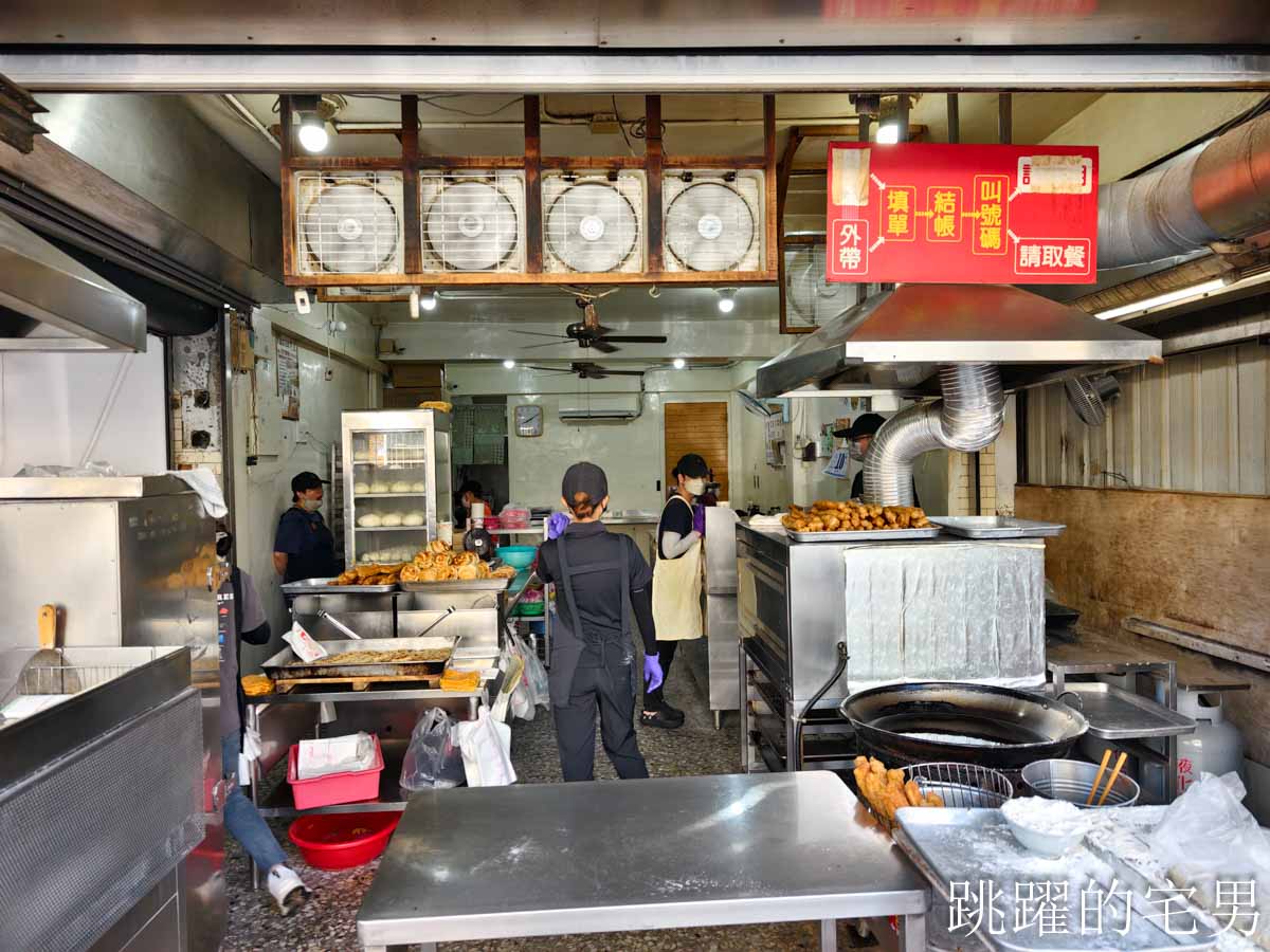 [花蓮早餐]花蓮無名早餐- 超厚蔥油餅夾蔥蛋香氣飽滿，老麵小籠包我要吃10顆!