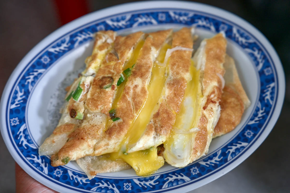 [花蓮吉安早餐]康樂早餐-雙蛋口感超特別，這家花蓮蛋餅推薦，炒麵、炒米粉還有米粉羹