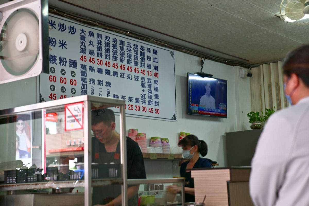 [花蓮吉安早餐]康樂早餐-雙蛋口感超特別，這家花蓮蛋餅推薦，炒麵、炒米粉還有米粉羹