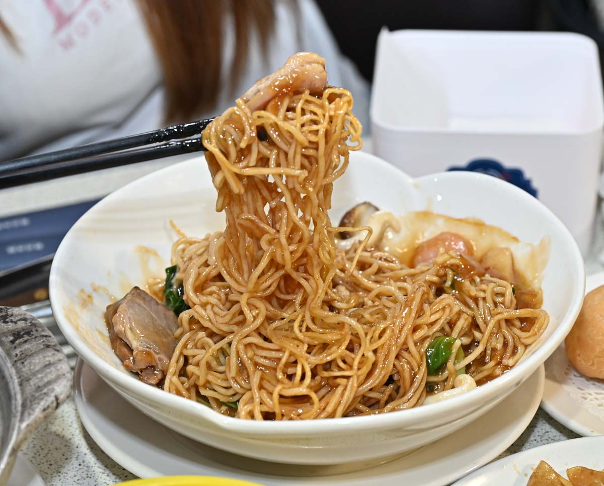 [新店美食]宸軒園粵菜海鮮中興店-香港師傅的乾炒牛河鑊氣十足必吃! 包廂唱歌，公司家族節日聚餐外燴合菜，新店粵菜餐廳推薦，