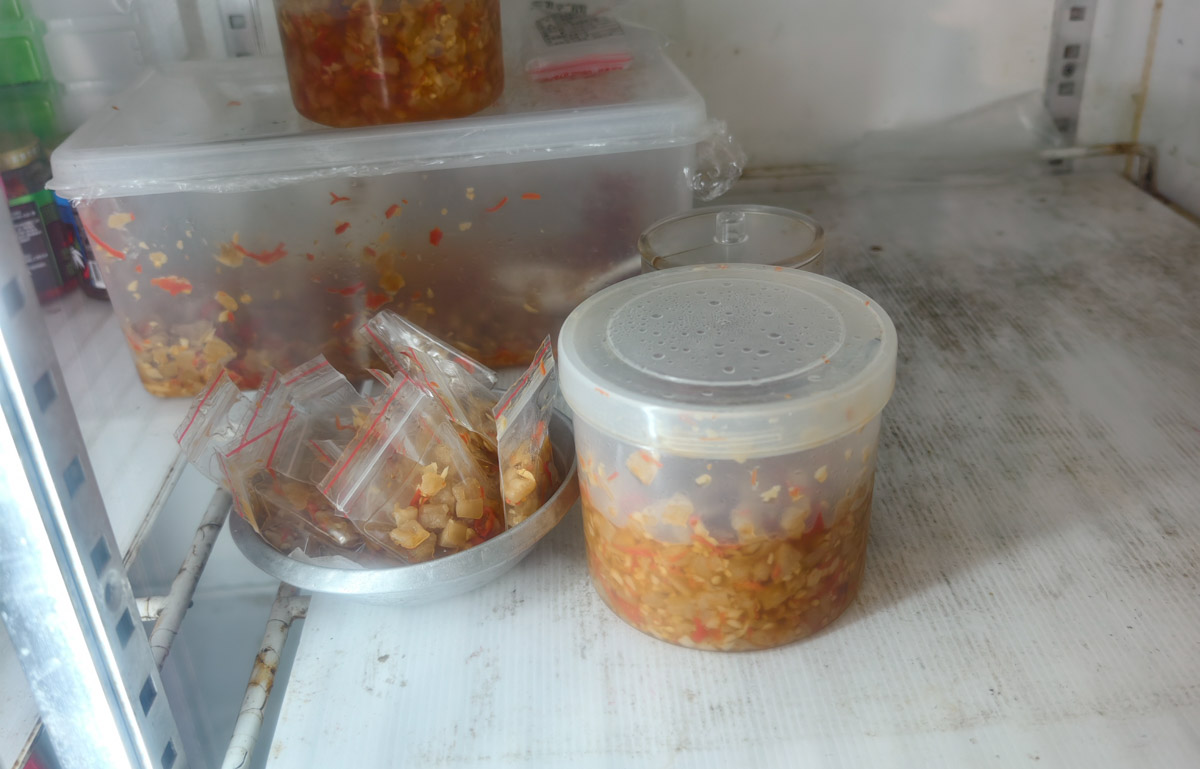[花蓮美食]葉爸豬腳-滷肉飯必加辣蘿蔔乾讓人吃不停，還有豬腳麵線等熱炒