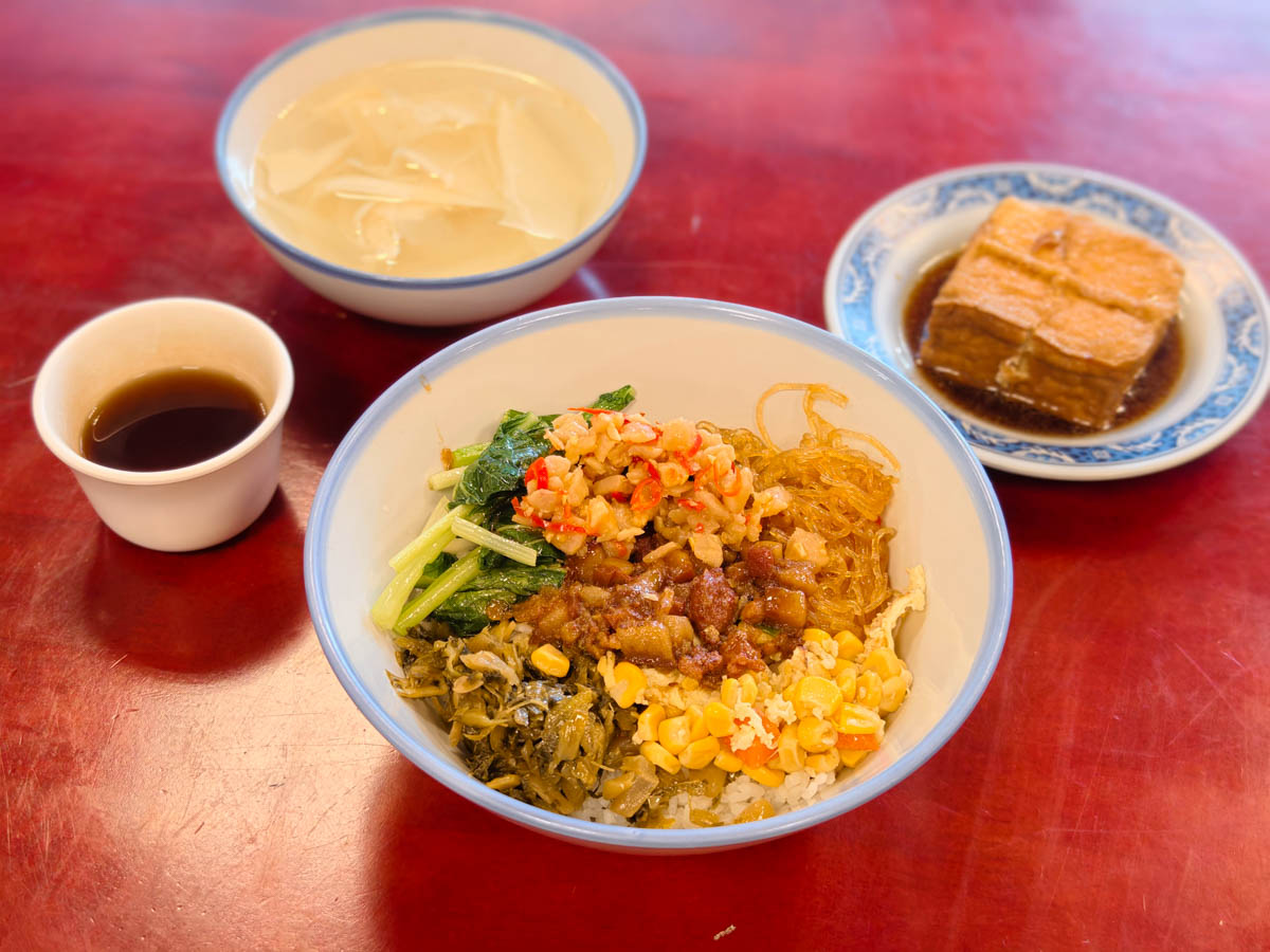 今日熱門文章：[花蓮美食]葉爸豬腳-滷肉飯必加辣蘿蔔乾讓人吃不停，還有豬腳麵線等熱炒