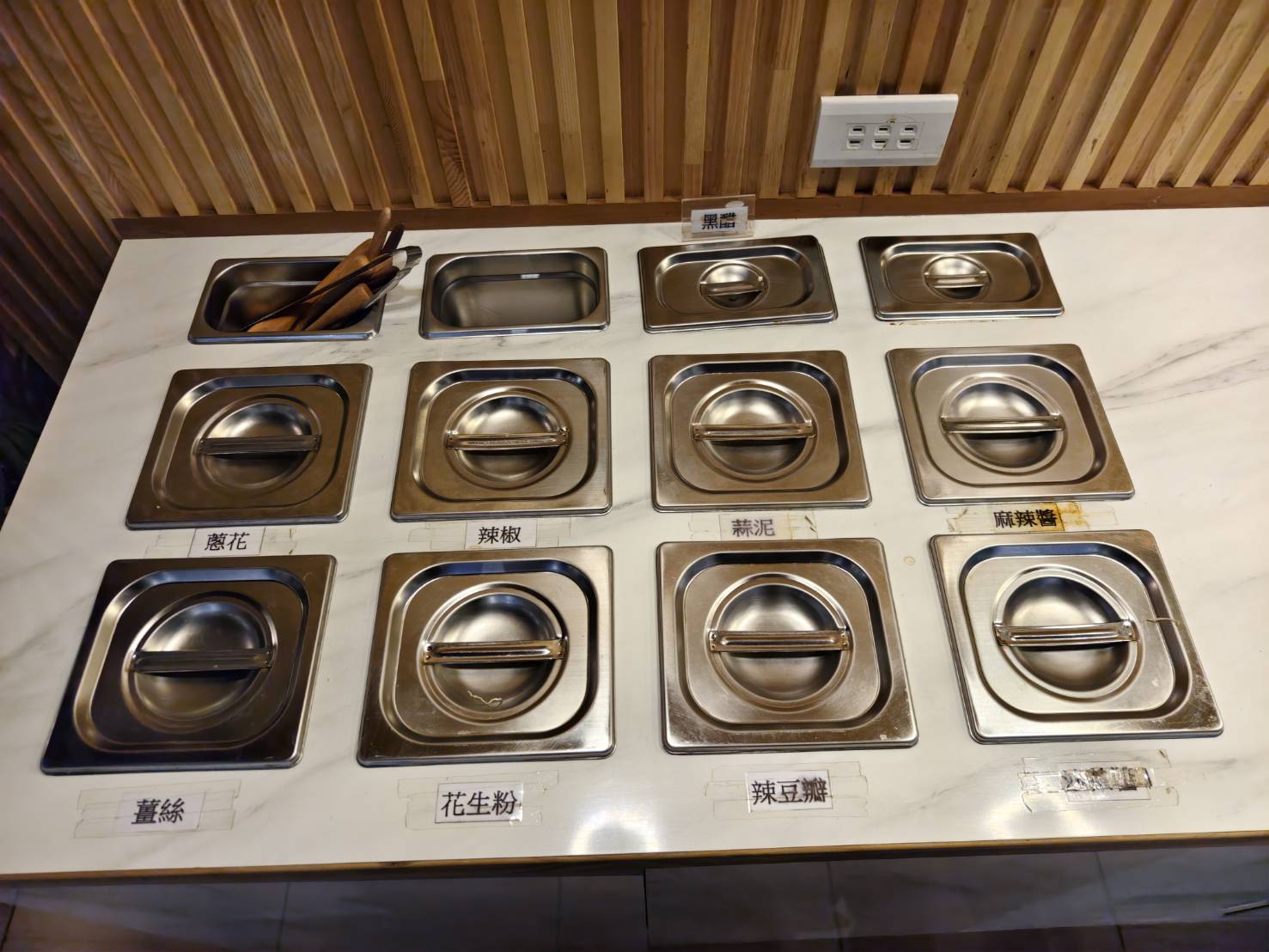 [花蓮美食]佰元熱炒複合式餐飲-花蓮百元熱炒99元起，免費白飯還有石頭火鍋