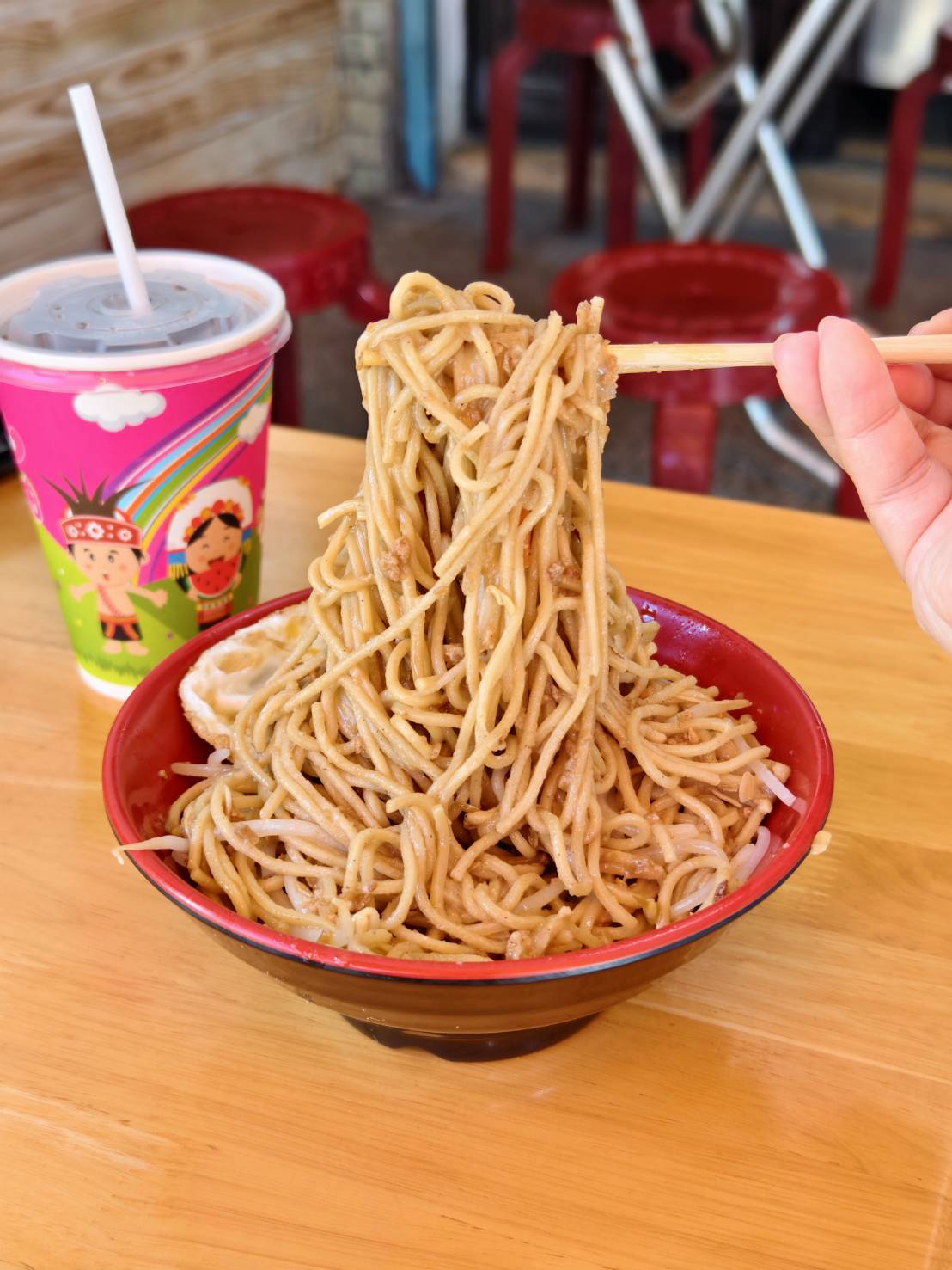 [花蓮吉安早餐]康樂早餐-雙蛋口感超特別，這家花蓮蛋餅推薦，炒麵、炒米粉還有米粉羹，蘿蔔糕也是人氣王