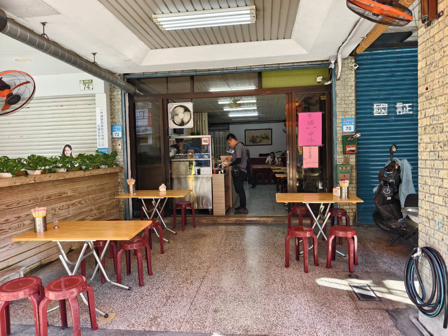 [花蓮吉安早餐]康樂早餐-雙蛋口感超特別，這家花蓮蛋餅推薦，炒麵、炒米粉還有米粉羹，蘿蔔糕也是人氣王