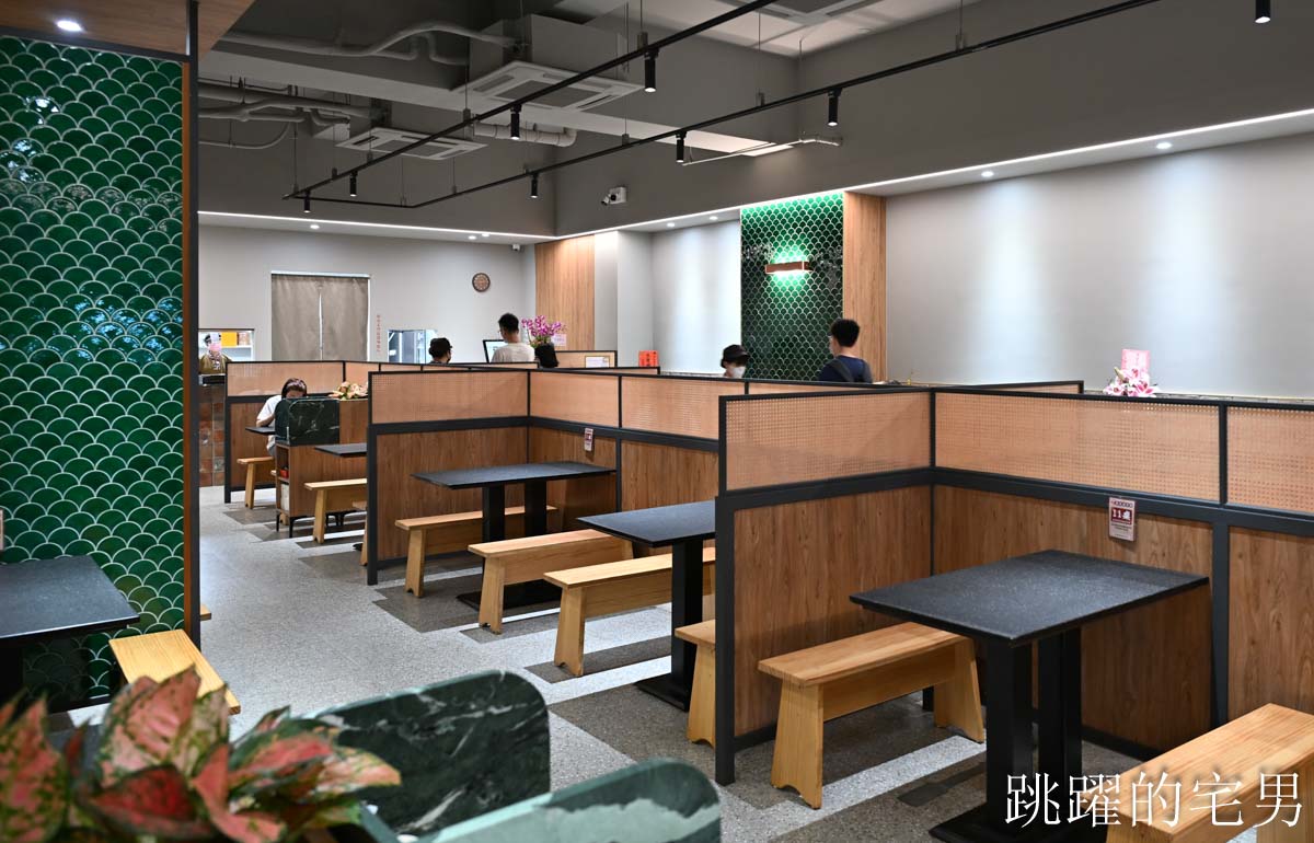 [花蓮美食]傳承70年來成排骨麵搬家-用餐空間質感再提升，更好停車，豬腳排骨麵味道超濃郁