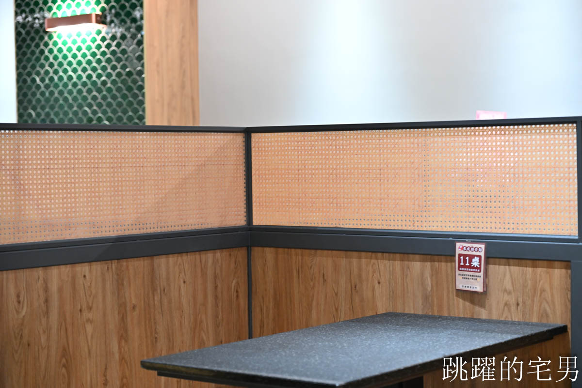 [花蓮美食]傳承70年來成排骨麵搬家-用餐空間質感再提升，更好停車，豬腳排骨麵味道超濃郁
