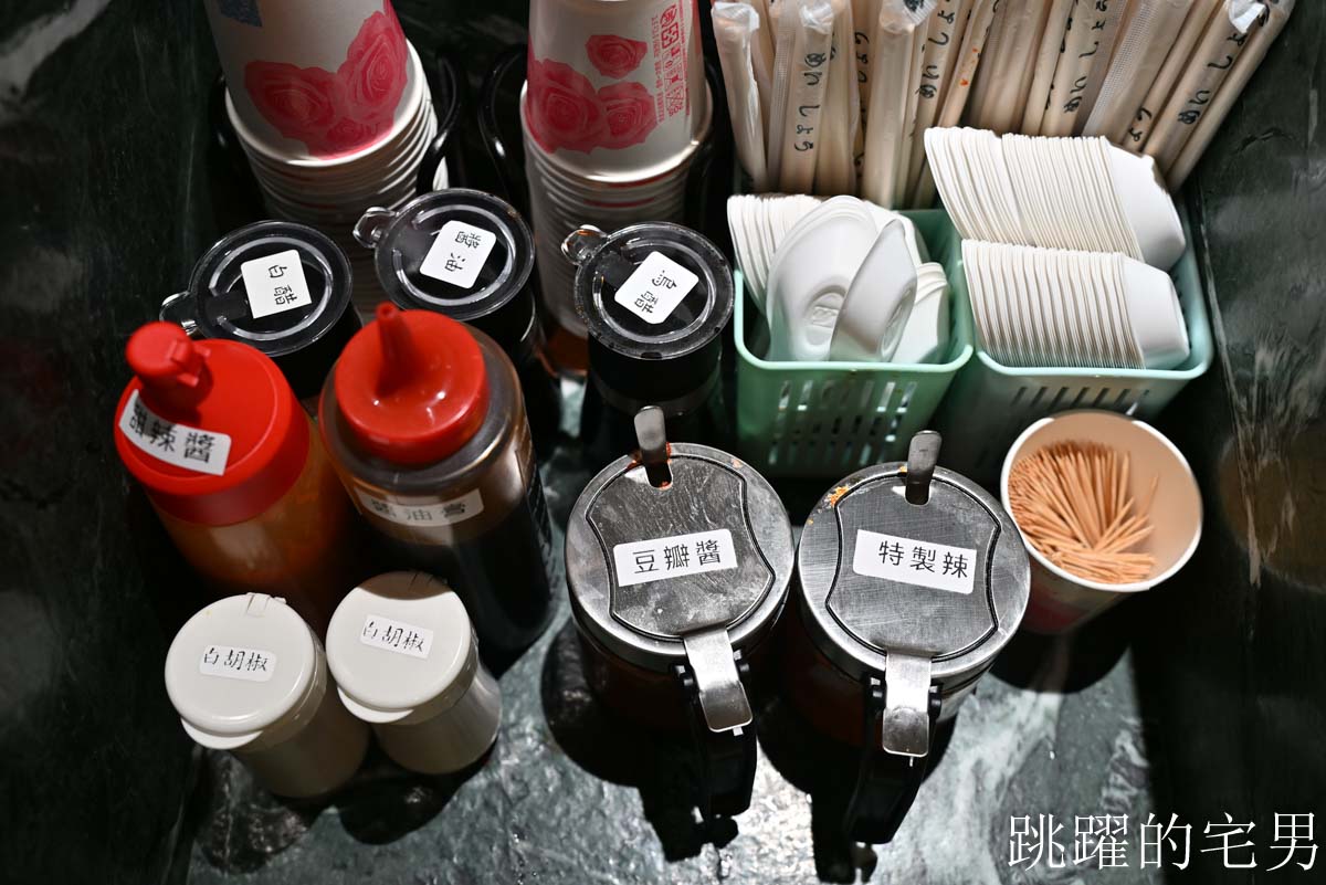 [花蓮美食]傳承70年來成排骨麵搬家-用餐空間質感再提升，更好停車，豬腳排骨麵味道超濃郁