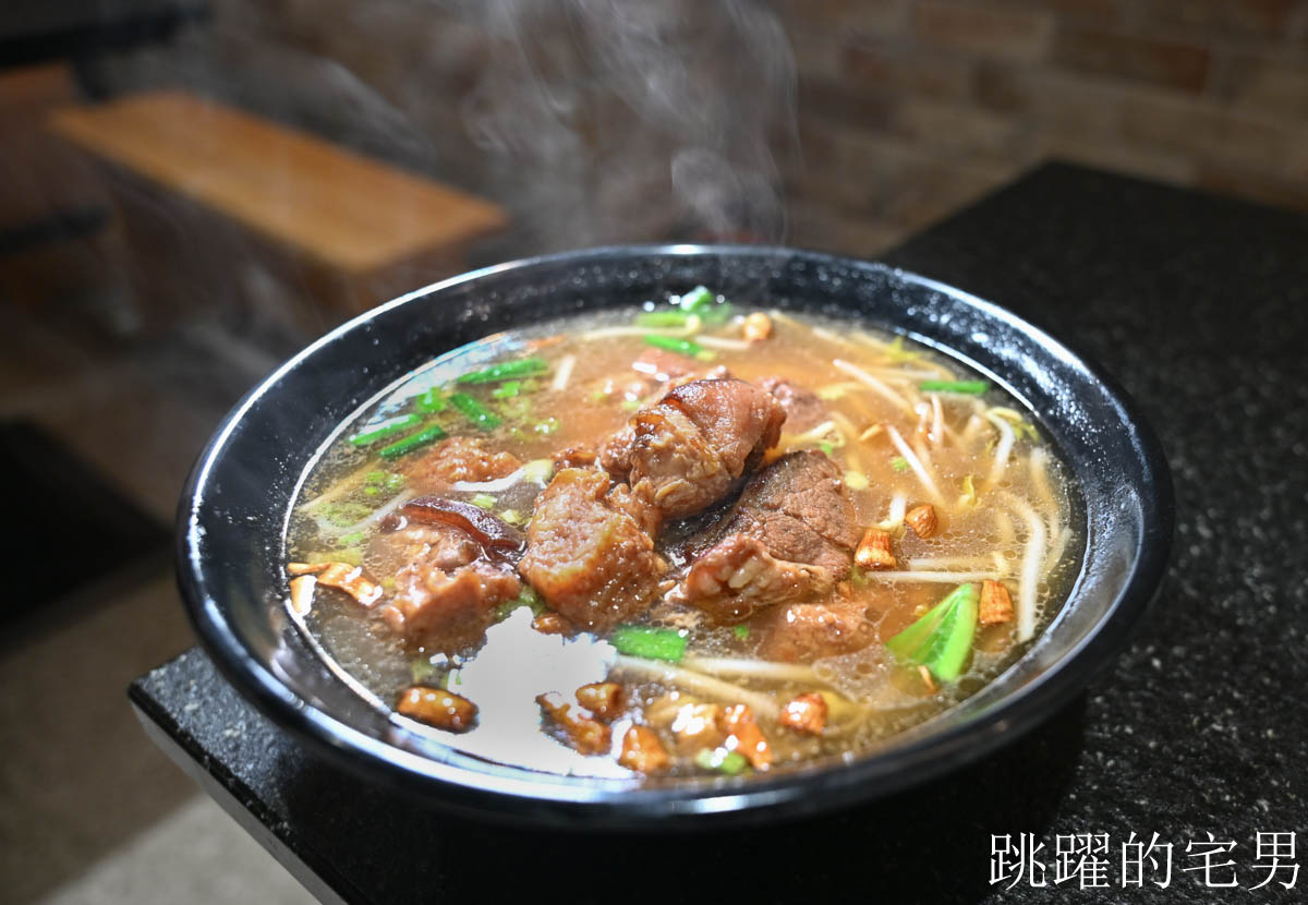 [花蓮美食]傳承70年來成排骨麵搬家-用餐空間質感再提升，更好停車，豬腳排骨麵味道超濃郁