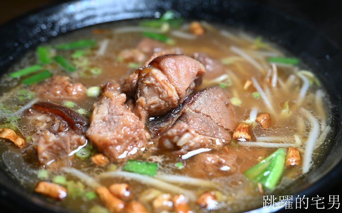 [花蓮美食]傳承70年來成排骨麵搬家-用餐空間質感再提升，更好停車，豬腳排骨麵味道超濃郁
