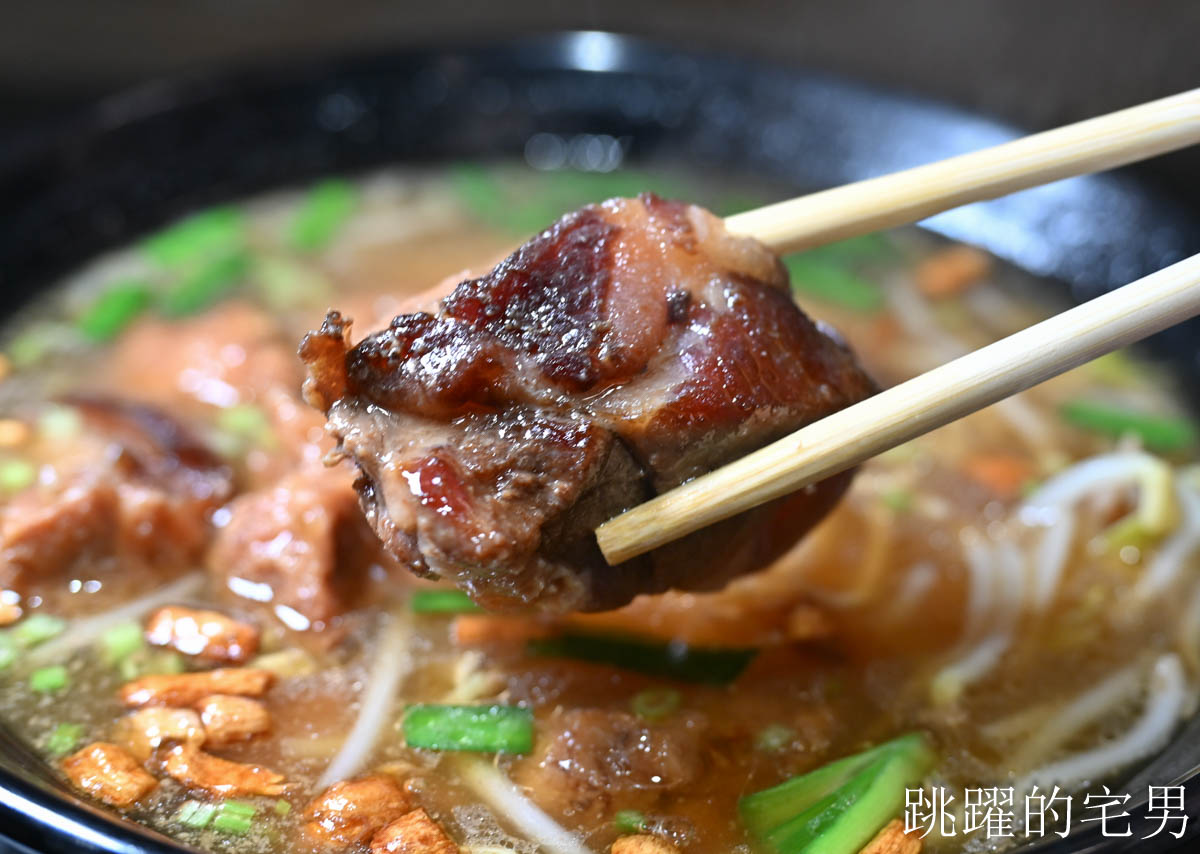 [花蓮美食]傳承70年來成排骨麵搬家-用餐空間質感再提升，更好停車，豬腳排骨麵味道超濃郁
