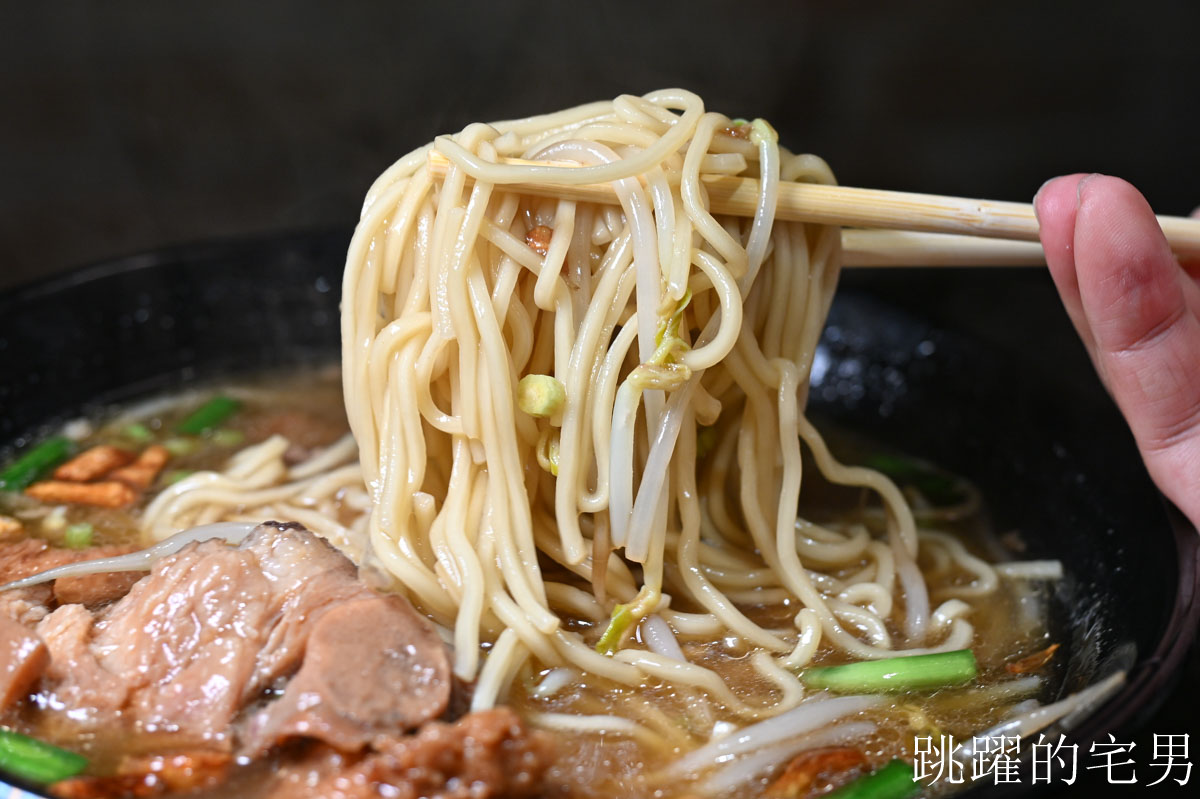 [花蓮美食]傳承70年來成排骨麵搬家-用餐空間質感再提升，更好停車，豬腳排骨麵味道超濃郁