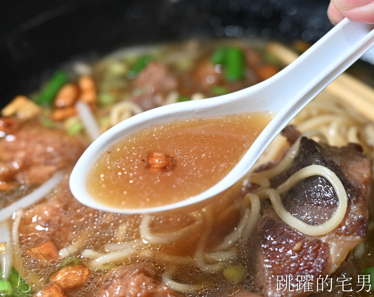 [花蓮美食]傳承70年來成排骨麵搬家-用餐空間質感再提升，更好停車，豬腳排骨麵味道超濃郁