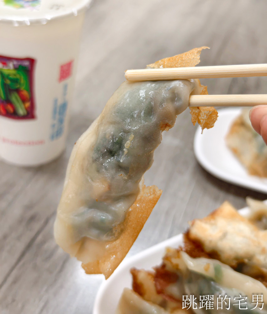 [花蓮早餐]中華水煎包-這家花蓮水煎包韭菜滋味十足深得我心，鍋貼、高麗菜蛋餅、蘿蔔糕、蔥抓餅、連大腸麵線都有