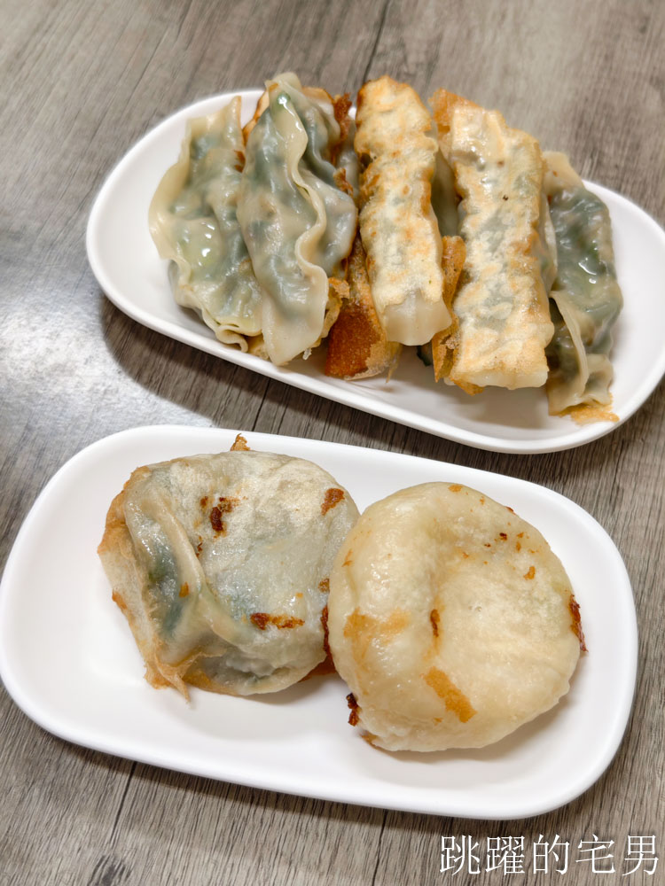 [花蓮早餐]中華水煎包-這家花蓮水煎包韭菜滋味十足深得我心，鍋貼、高麗菜蛋餅、蘿蔔糕、蔥抓餅、連大腸麵線都有