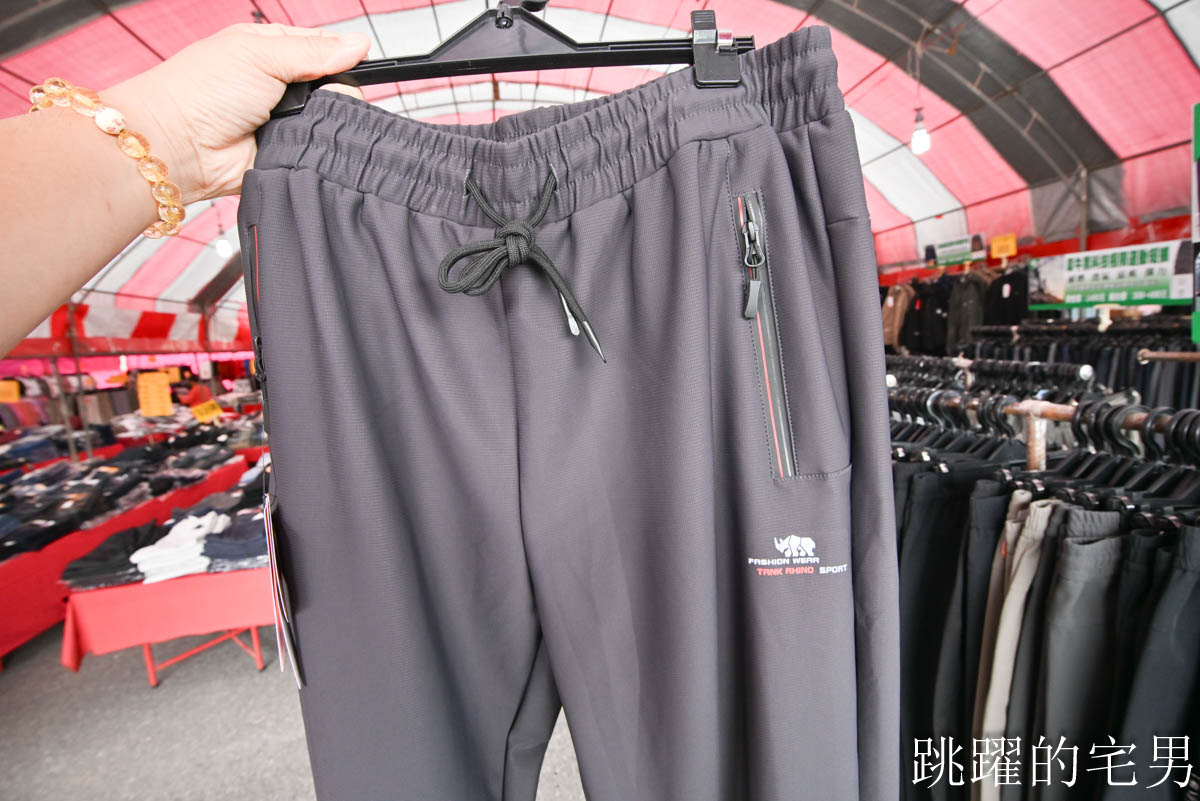 花蓮人必衝 ! 最大5棚特賣會開炸！萬件牛仔褲390、長袖綿T服飾100、冬季外套688、行李箱990、棉被990元起，品牌球鞋童鞋、39元生活百貨，全家需求一次滿足！