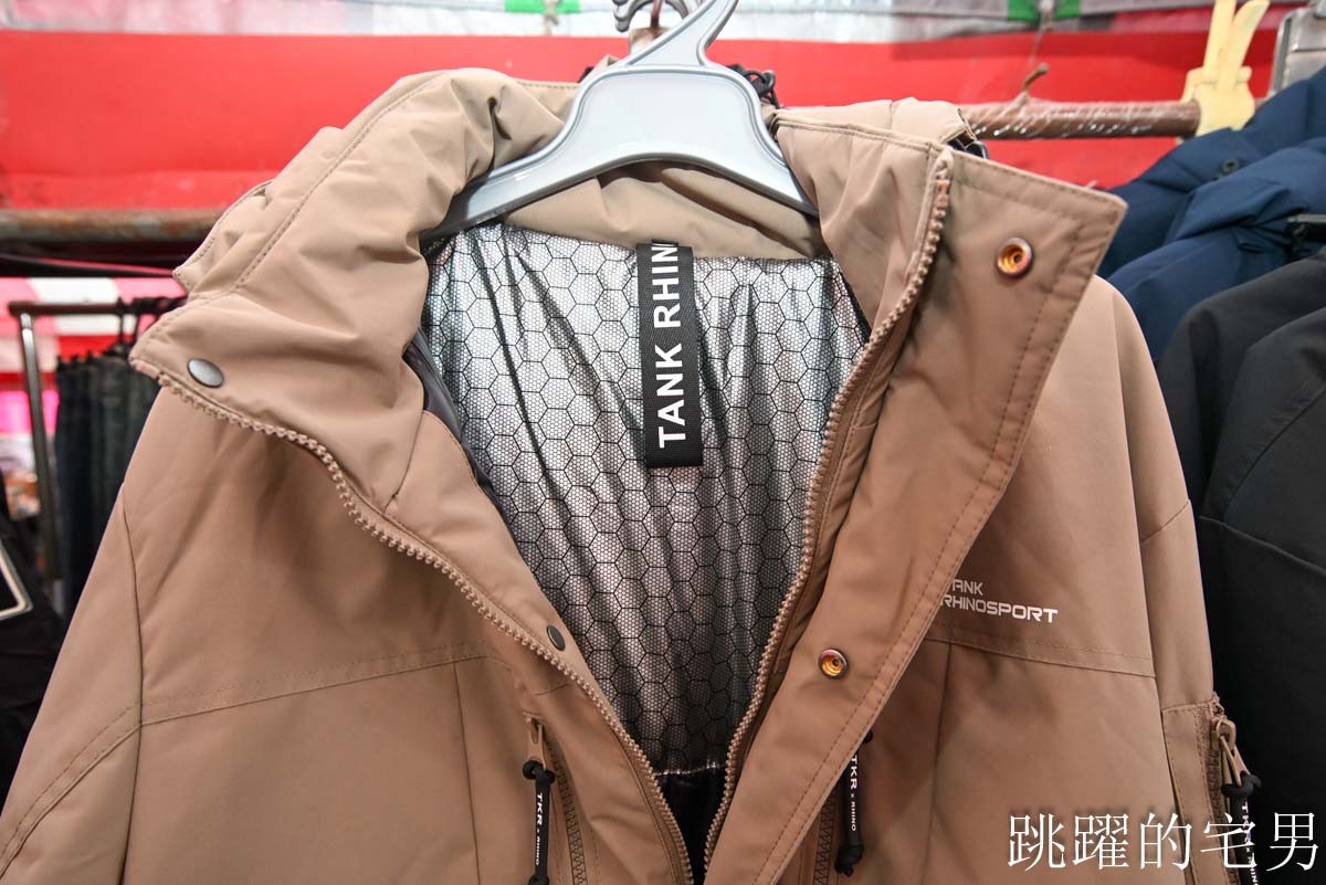 花蓮人必衝 ! 最大5棚特賣會開炸！萬件牛仔褲390、長袖綿T服飾100、冬季外套688、行李箱990、棉被990元起，品牌球鞋童鞋、39元生活百貨，全家需求一次滿足！