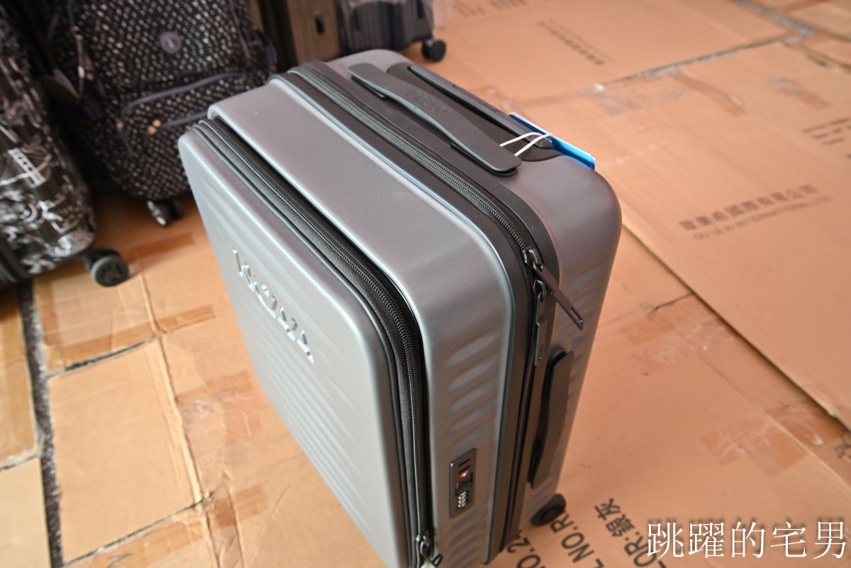 花蓮人必衝 ! 最大5棚特賣會開炸！萬件牛仔褲390、長袖綿T服飾100、冬季外套688、行李箱990、棉被990元起，品牌球鞋童鞋、39元生活百貨，全家需求一次滿足！