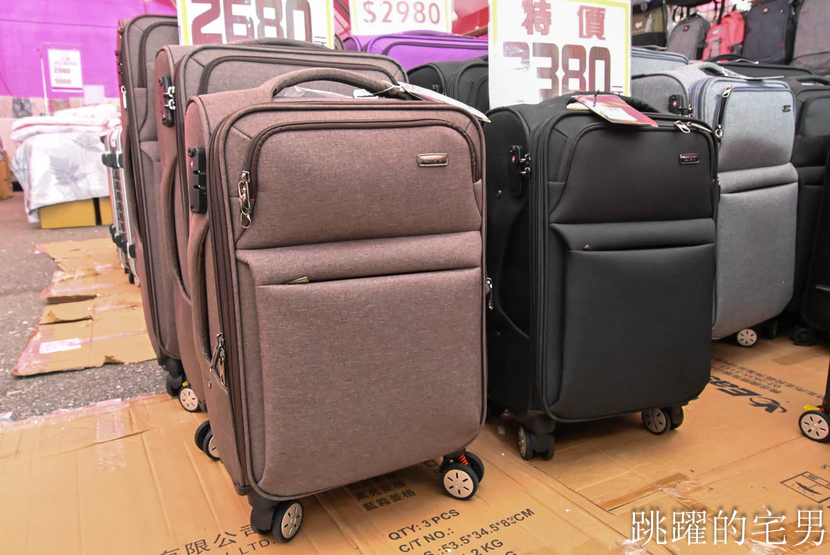 花蓮人必衝 ! 最大5棚特賣會開炸！萬件牛仔褲390、長袖綿T服飾100、冬季外套688、行李箱990、棉被990元起，品牌球鞋童鞋、39元生活百貨，全家需求一次滿足！