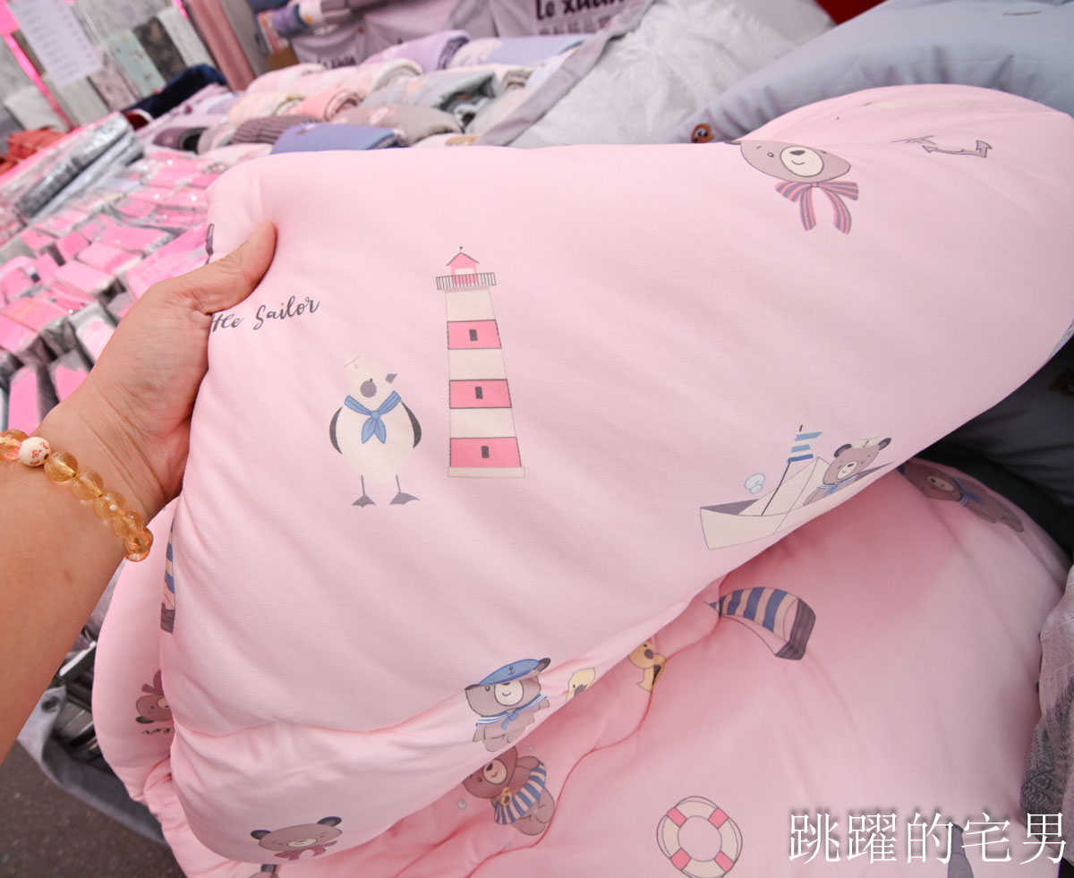 花蓮人必衝 ! 最大5棚特賣會開炸！萬件牛仔褲390、長袖綿T服飾100、冬季外套688、行李箱990、棉被990元起，品牌球鞋童鞋、39元生活百貨，全家需求一次滿足！