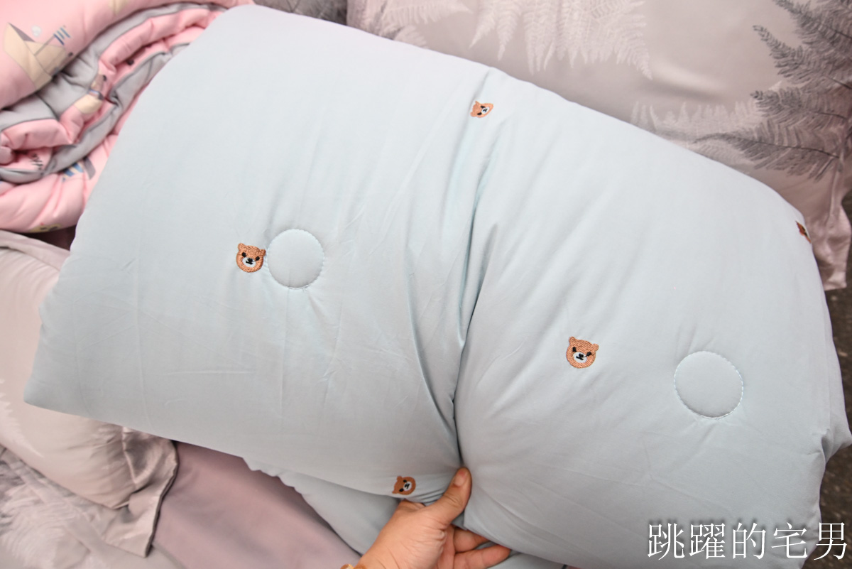 花蓮人必衝 ! 最大5棚特賣會開炸！萬件牛仔褲390、長袖綿T服飾100、冬季外套688、行李箱990、棉被990元起，品牌球鞋童鞋、39元生活百貨，全家需求一次滿足！