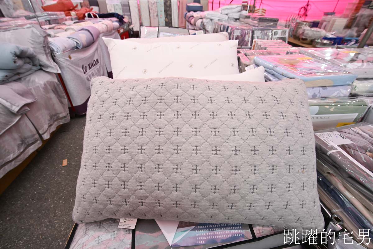 花蓮人必衝 ! 最大5棚特賣會開炸！萬件牛仔褲390、長袖綿T服飾100、冬季外套688、行李箱990、棉被990元起，品牌球鞋童鞋、39元生活百貨，全家需求一次滿足！