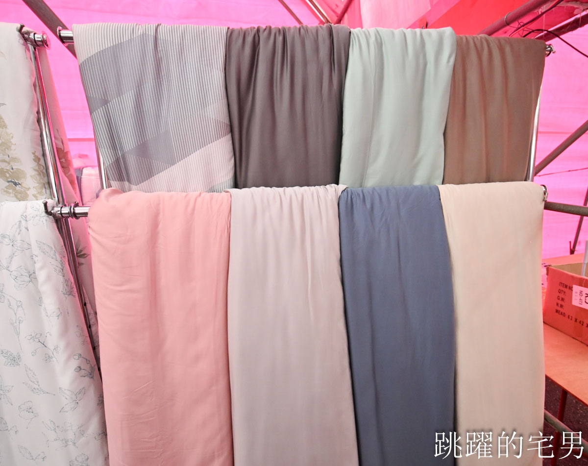 花蓮人必衝 ! 最大5棚特賣會開炸!萬件牛仔褲390、長袖綿T服飾100、冬季外套688、行李箱990、棉被990元起,品牌球鞋童鞋、39元生活百貨,全家需求一次滿足! 花蓮人必衝 ! 最大5棚特賣會開炸!萬件牛仔褲390、長袖綿T服飾100、冬季外套688、行李箱990、棉被990元起,品牌球鞋童鞋、39元生活百貨,全家需求一次滿足!