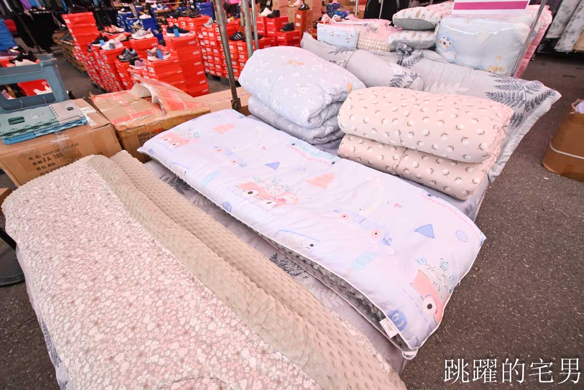 花蓮人必衝 ! 最大5棚特賣會開炸！萬件牛仔褲390、長袖綿T服飾100、冬季外套688、行李箱990、棉被990元起，品牌球鞋童鞋、39元生活百貨，全家需求一次滿足！