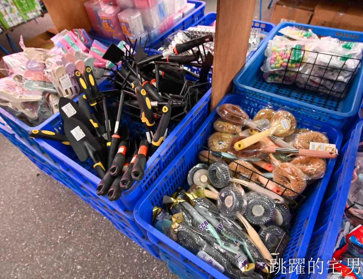 花蓮人必衝 ! 最大5棚特賣會開炸！萬件牛仔褲390、長袖綿T服飾100、冬季外套688、行李箱990、棉被990元起，品牌球鞋童鞋、39元生活百貨，全家需求一次滿足！