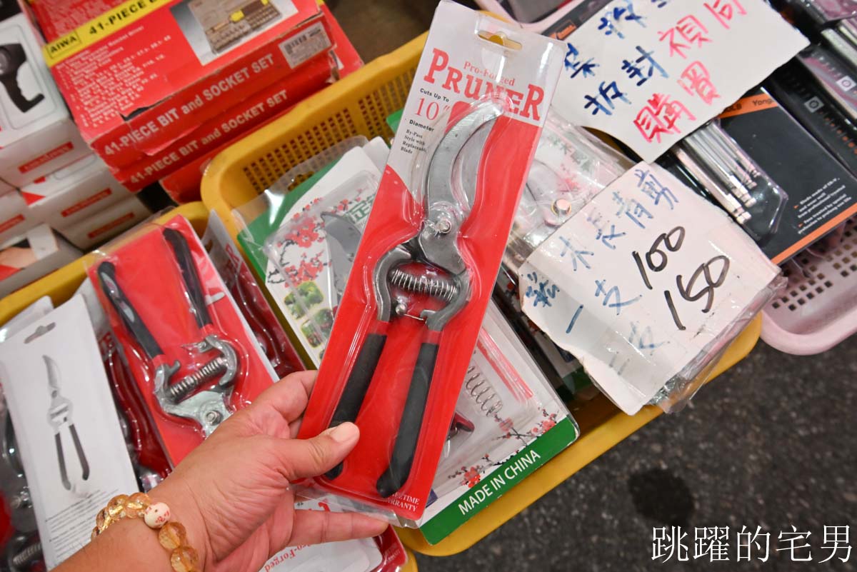 花蓮人必衝 ! 最大5棚特賣會開炸！萬件牛仔褲390、長袖綿T服飾100、冬季外套688、行李箱990、棉被990元起，品牌球鞋童鞋、39元生活百貨，全家需求一次滿足！