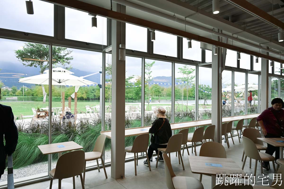 [花蓮壽豐景點懶人包]夢幻星巴克「星巴克花蓮理想門市」理想PAARK水岸生活坐擁絕美湖景環繞著落羽松，進駐9家在地美味，文青選物神農生活 這裡根本在歐洲，搭船遊遍落羽松湖畔