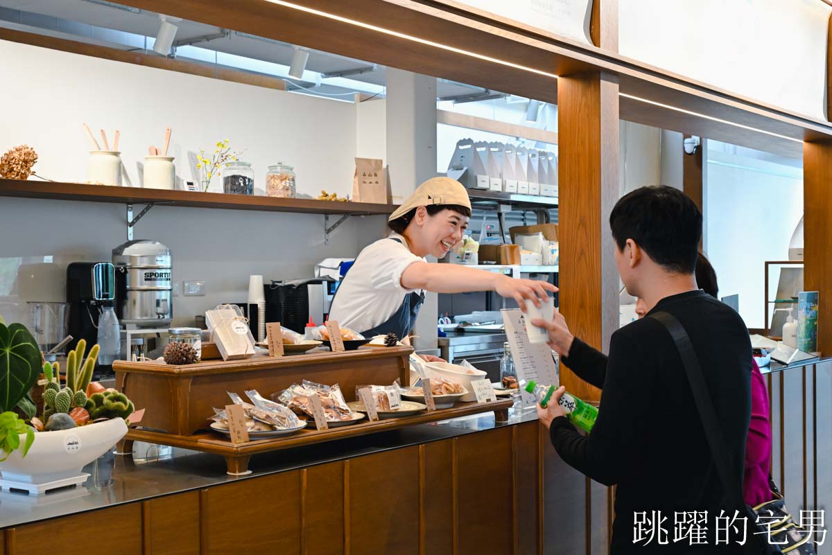 [花蓮壽豐景點懶人包]夢幻星巴克「星巴克花蓮理想門市」理想PAARK水岸生活坐擁絕美湖景環繞著落羽松，進駐9家在地美味，文青選物神農生活 這裡根本在歐洲，搭船遊遍落羽松湖畔