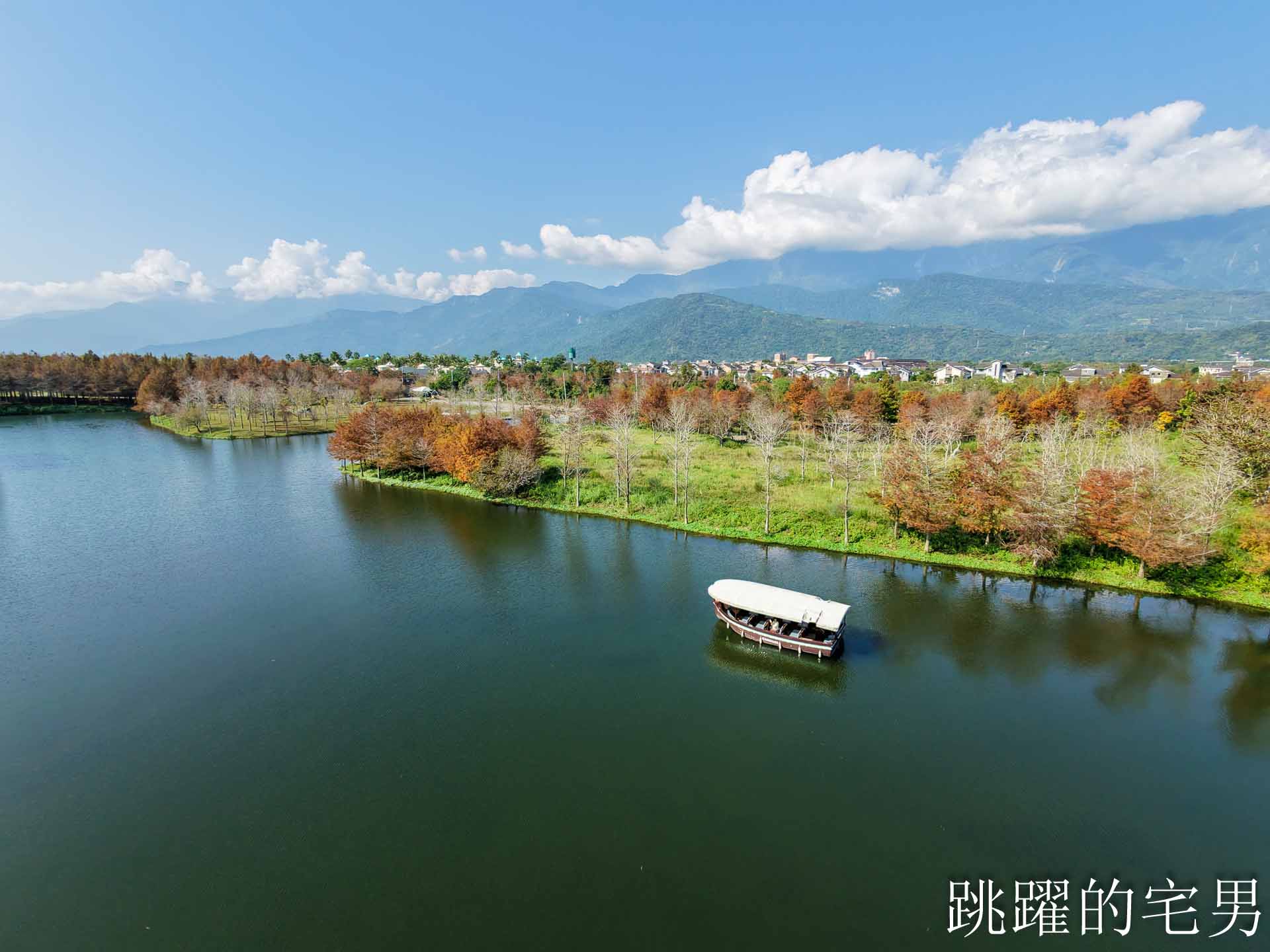 [花蓮壽豐景點懶人包]夢幻星巴克「星巴克花蓮理想門市」理想PAARK水岸生活坐擁絕美湖景環繞著落羽松，進駐9家在地美味，文青選物神農生活 這裡根本在歐洲，搭船遊遍落羽松湖畔