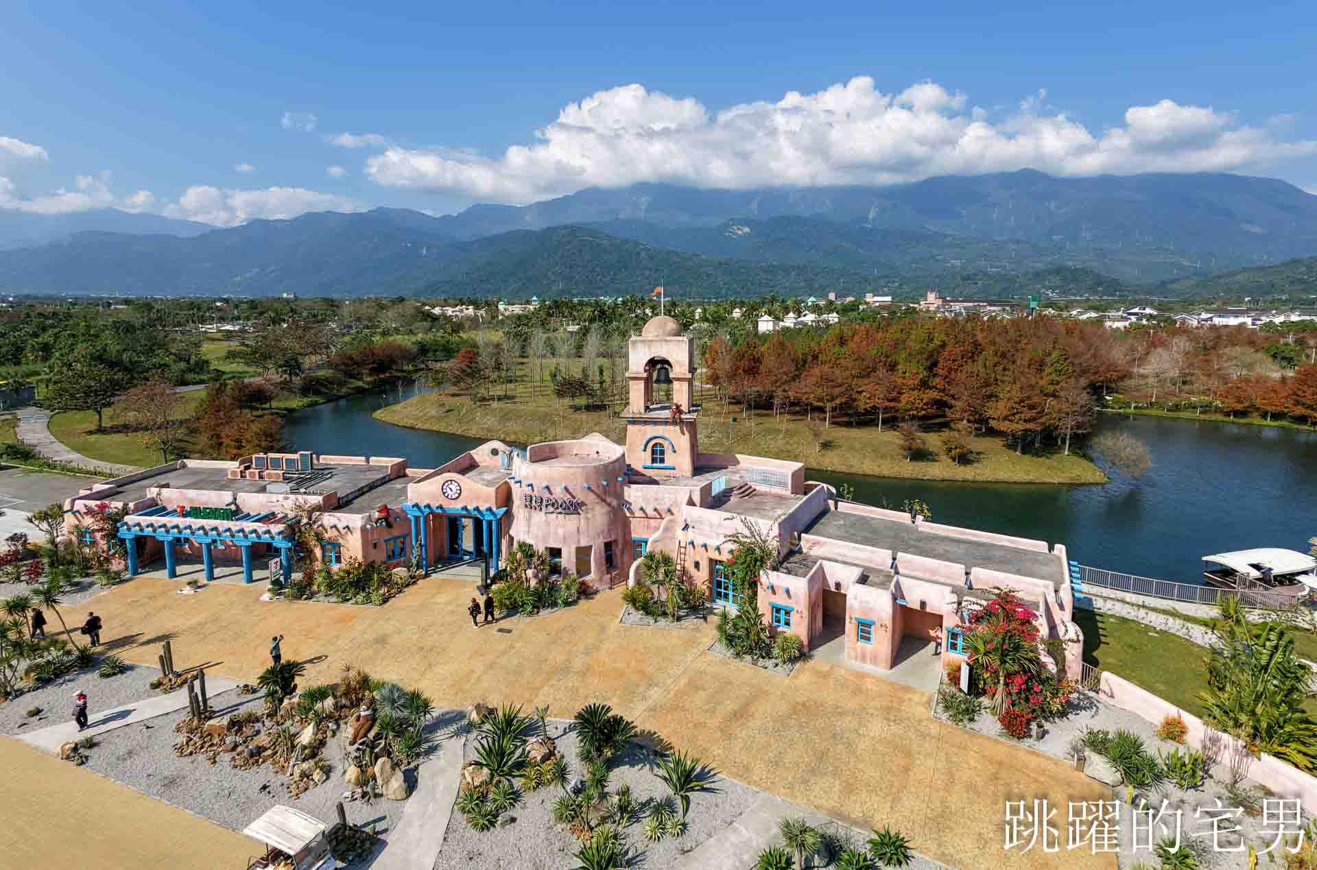 [花蓮壽豐景點懶人包]夢幻星巴克「星巴克花蓮理想門市」理想PAARK水岸生活坐擁絕美湖景環繞著落羽松，進駐9家在地美味，文青選物神農生活 這裡根本在歐洲，搭船遊遍落羽松湖畔