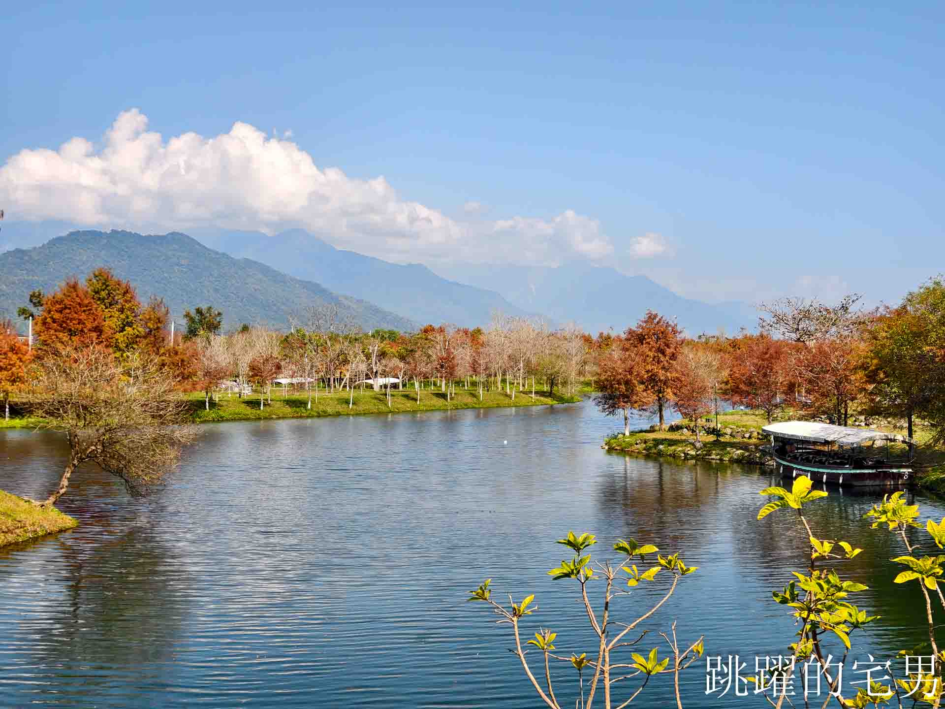 [花蓮壽豐景點懶人包]夢幻星巴克「星巴克花蓮理想門市」理想PAARK水岸生活坐擁絕美湖景環繞著落羽松，進駐9家在地美味，文青選物神農生活 這裡根本在歐洲，搭船遊遍落羽松湖畔