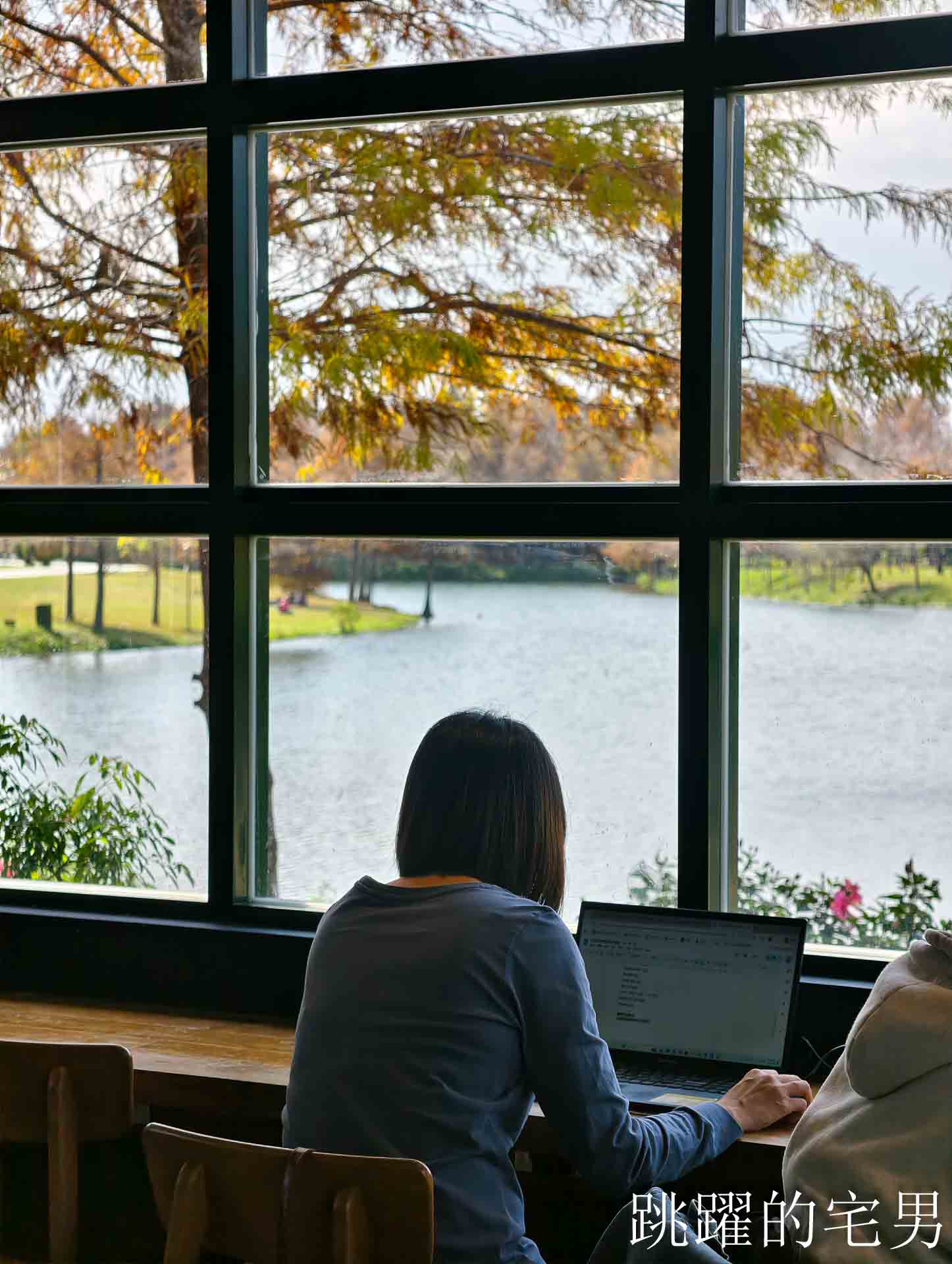 [花蓮壽豐景點懶人包]夢幻星巴克「星巴克花蓮理想門市」理想PAARK水岸生活坐擁絕美湖景環繞著落羽松，進駐9家在地美味，文青選物神農生活 這裡根本在歐洲，搭船遊遍落羽松湖畔