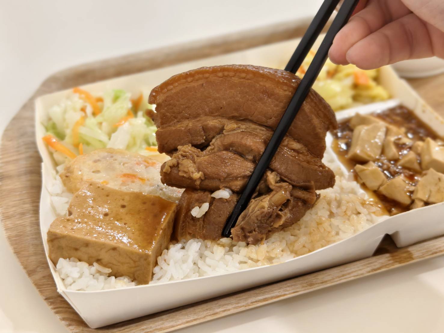 [花蓮美食]夏日時光SummerTime盒餐專賣店-超乾淨花蓮便當店我還以為我吃簡餐，6道配菜+1碗湯，份量給足超加分