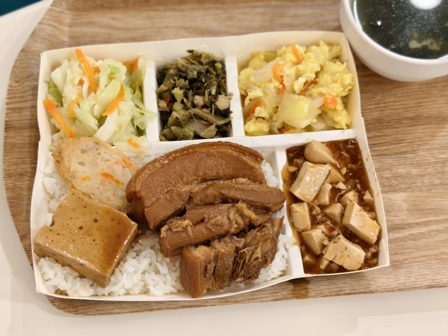 [花蓮美食]夏日時光SummerTime盒餐專賣店-超乾淨花蓮便當店我還以為我吃簡餐，6道配菜+1碗湯，份量給足超加分