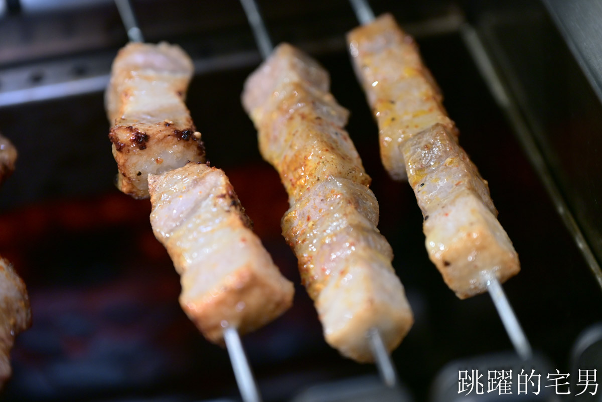 [忠孝敦化美食]羊騷殿台北敦化店-吃過回不去，小羔羊嫩到不行，烤羊油香爆，完全打到我的味蕾! 居然還有炒乾羊肉爐超特別，熱炒台北啤酒喝到飽