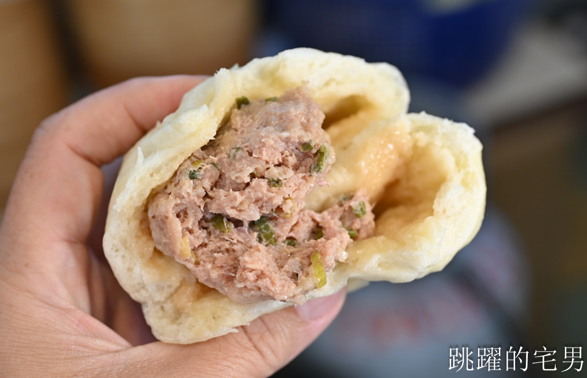 [三重美食推薦]紅林包子舖三重三和店-市場裡老麵包子肉汁四溢，500碗推薦辣豆干包超美味! 三重包子推薦，三重素食推薦