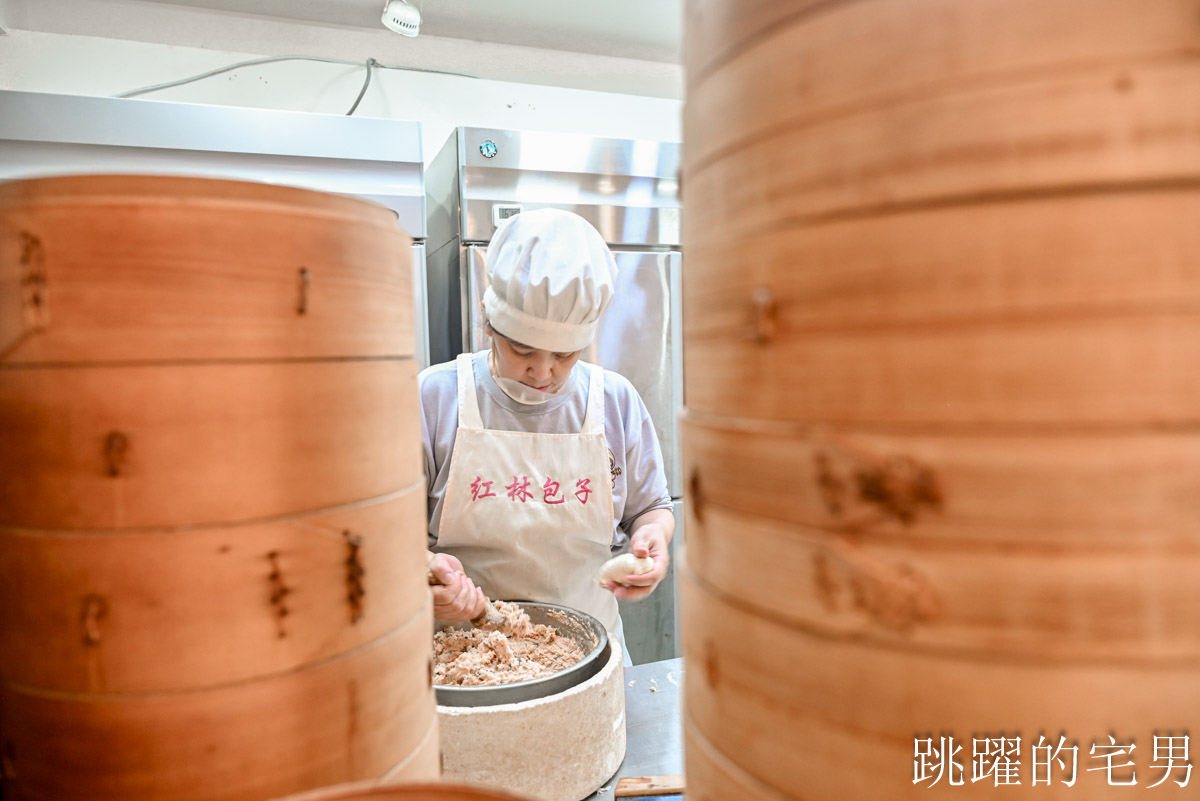 [三重美食推薦]紅林包子舖三重三和店-市場裡老麵包子肉汁四溢，500碗推薦辣豆干包超美味! 三重包子推薦，三重素食推薦