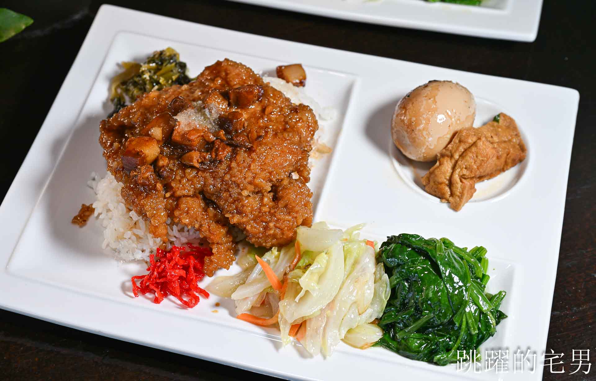 [花蓮美食]川原家眷村小吃-超巨豬腳飯有吃過嗎? 這也太爽了吧! 古早味滷排飯醬香濃郁，中午便當、晚上熱炒合菜
