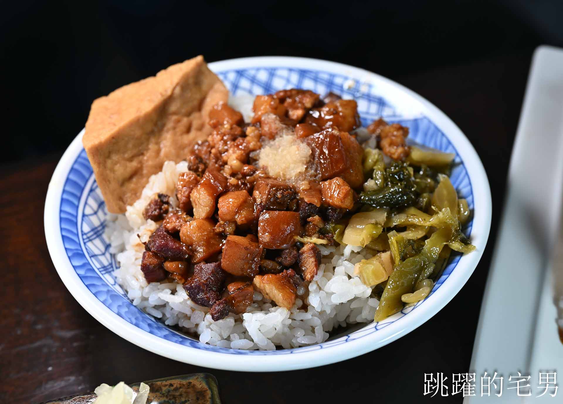 [花蓮美食]川原家眷村小吃-超巨豬腳飯有吃過嗎? 這也太爽了吧! 古早味滷排飯醬香濃郁，中午便當、晚上熱炒合菜