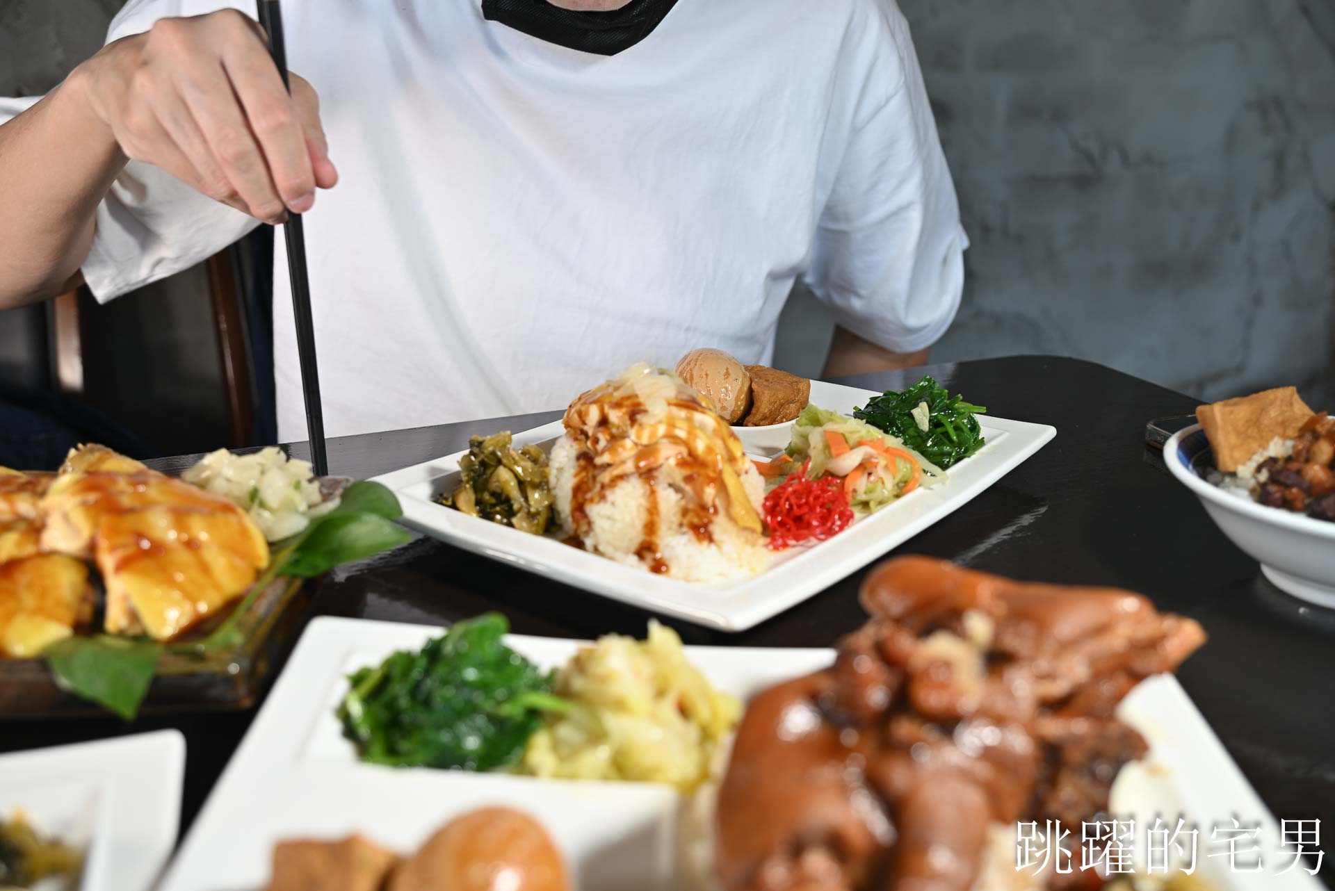 [花蓮美食]川原家眷村小吃-超巨豬腳飯有吃過嗎? 這也太爽了吧! 古早味滷排飯醬香濃郁，中午便當、晚上熱炒合菜