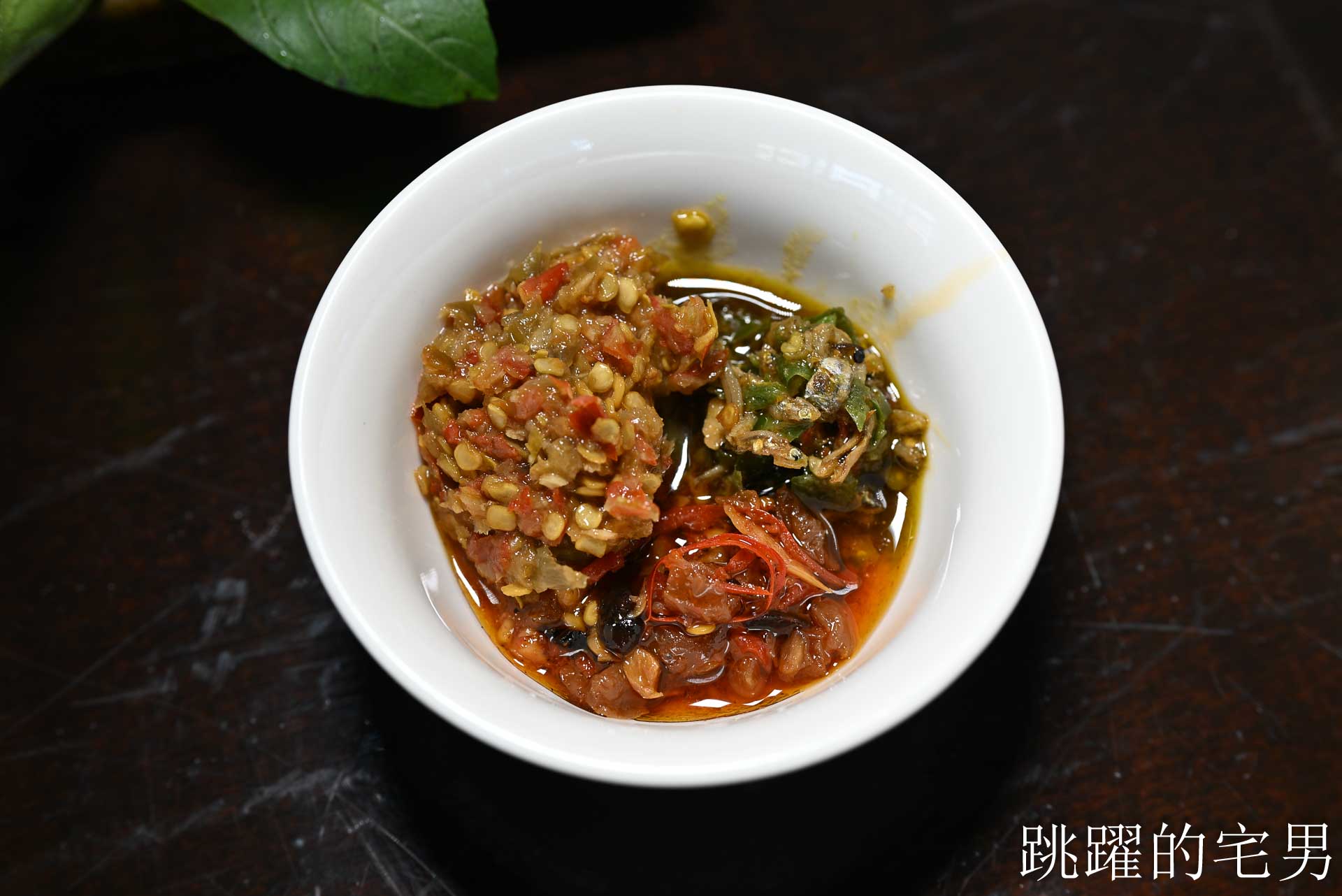 [花蓮美食]川原家眷村小吃-超巨豬腳飯有吃過嗎? 這也太爽了吧! 古早味滷排飯醬香濃郁，中午便當、晚上熱炒合菜