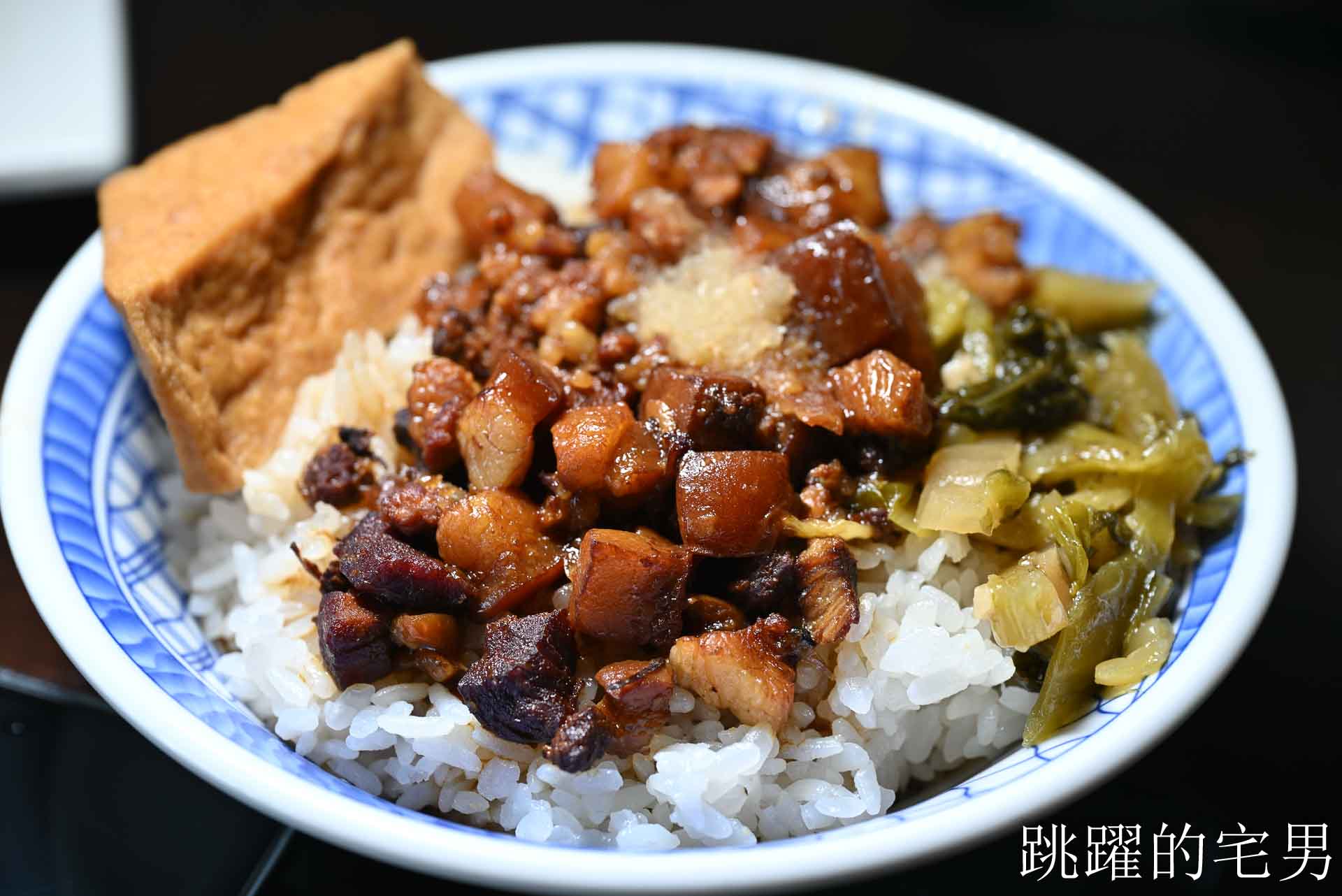 [花蓮美食]川原家眷村小吃-超巨豬腳飯有吃過嗎? 這也太爽了吧! 古早味滷排飯醬香濃郁，中午便當、晚上熱炒合菜