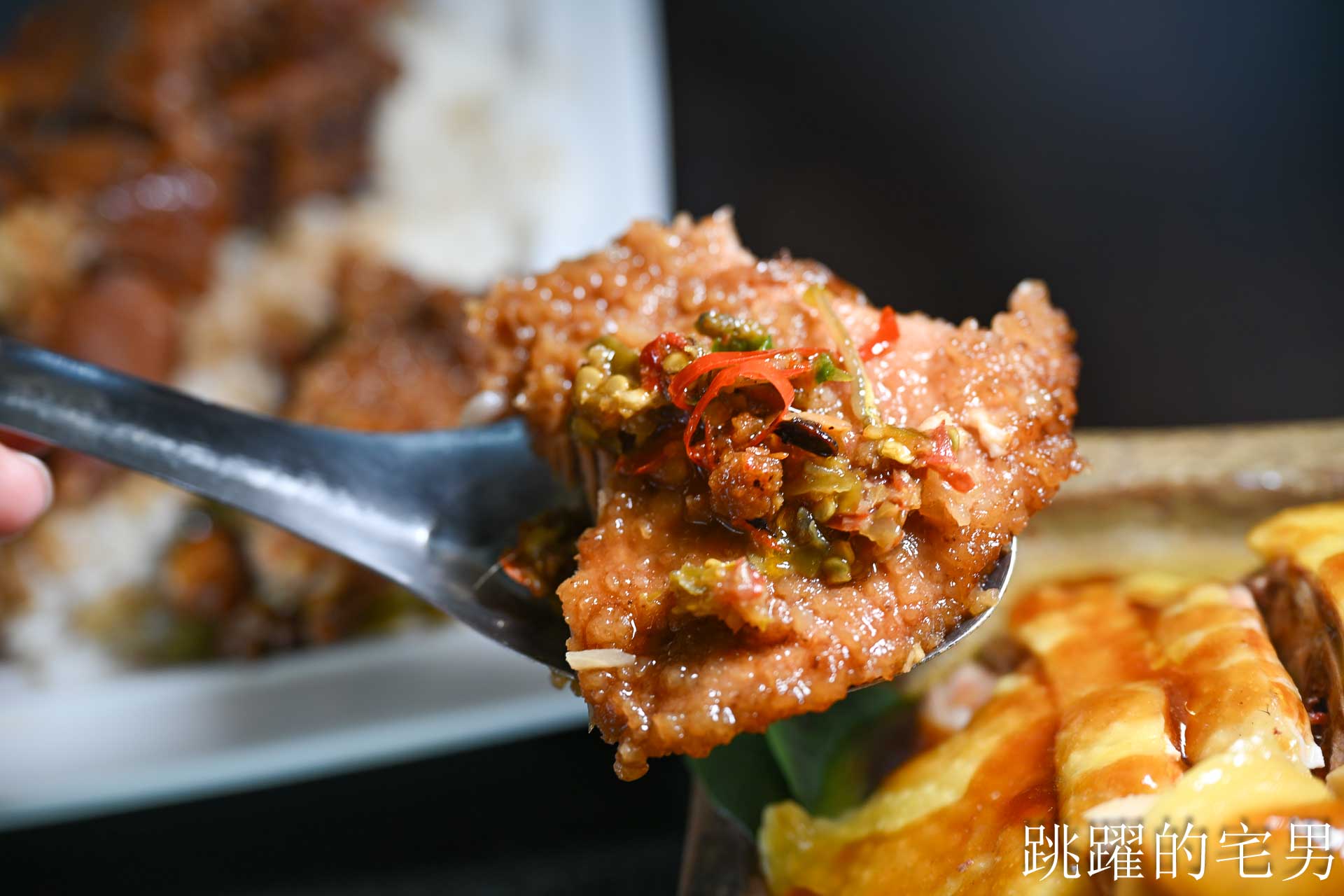 [花蓮美食]川原家眷村小吃-超巨豬腳飯有吃過嗎? 這也太爽了吧! 古早味滷排飯醬香濃郁，中午便當、晚上熱炒合菜