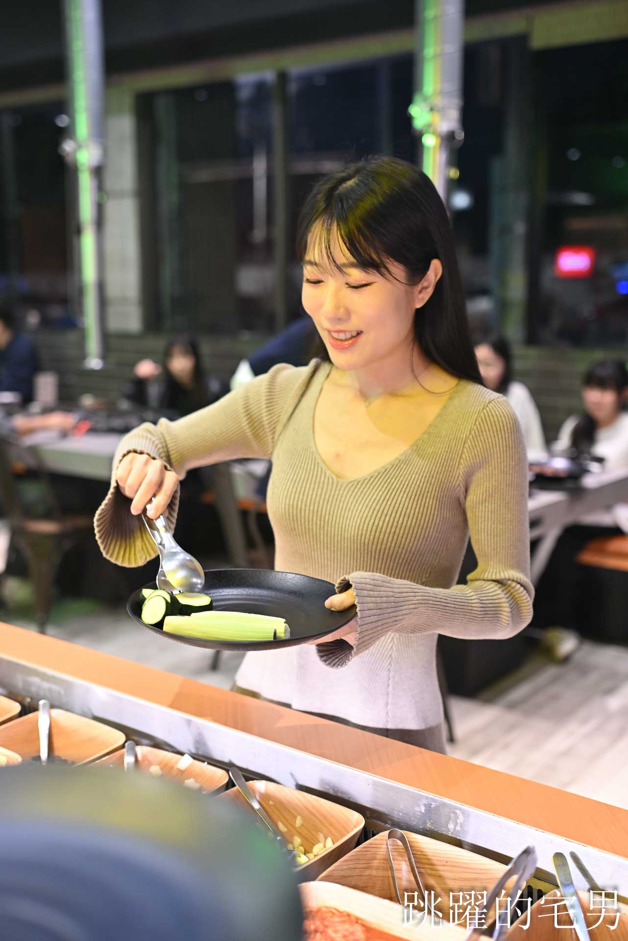 [花蓮燒肉吃到飽]石屋燒肉:  在地人激推的花蓮吃到飽強者，不只和牛哈根達斯吃到飽、雙爐火烤，暖心服務完全戳中心坎裡