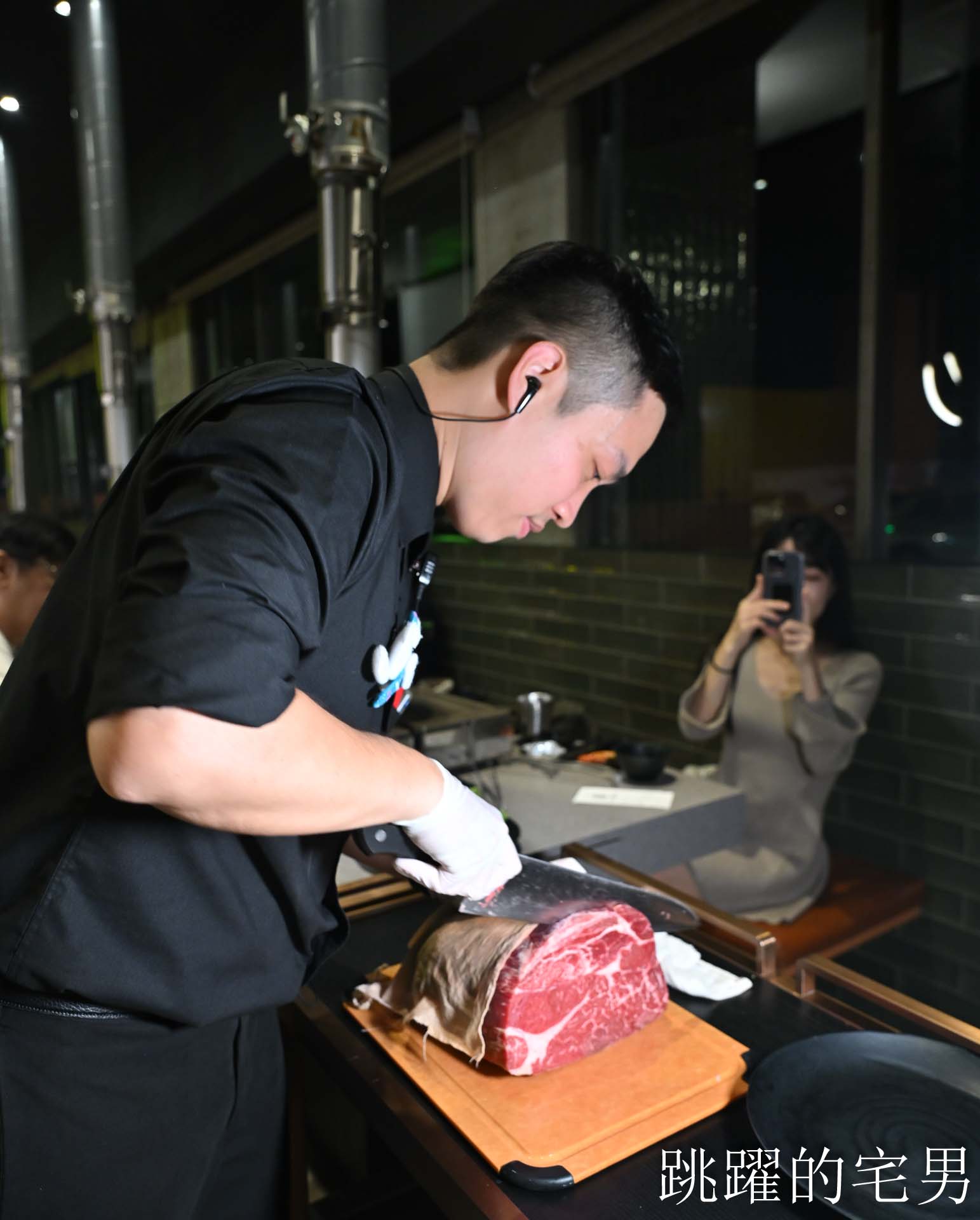 [花蓮燒肉吃到飽]石屋燒肉:  在地人激推的花蓮吃到飽強者，不只和牛哈根達斯吃到飽、雙爐火烤，暖心服務完全戳中心坎裡